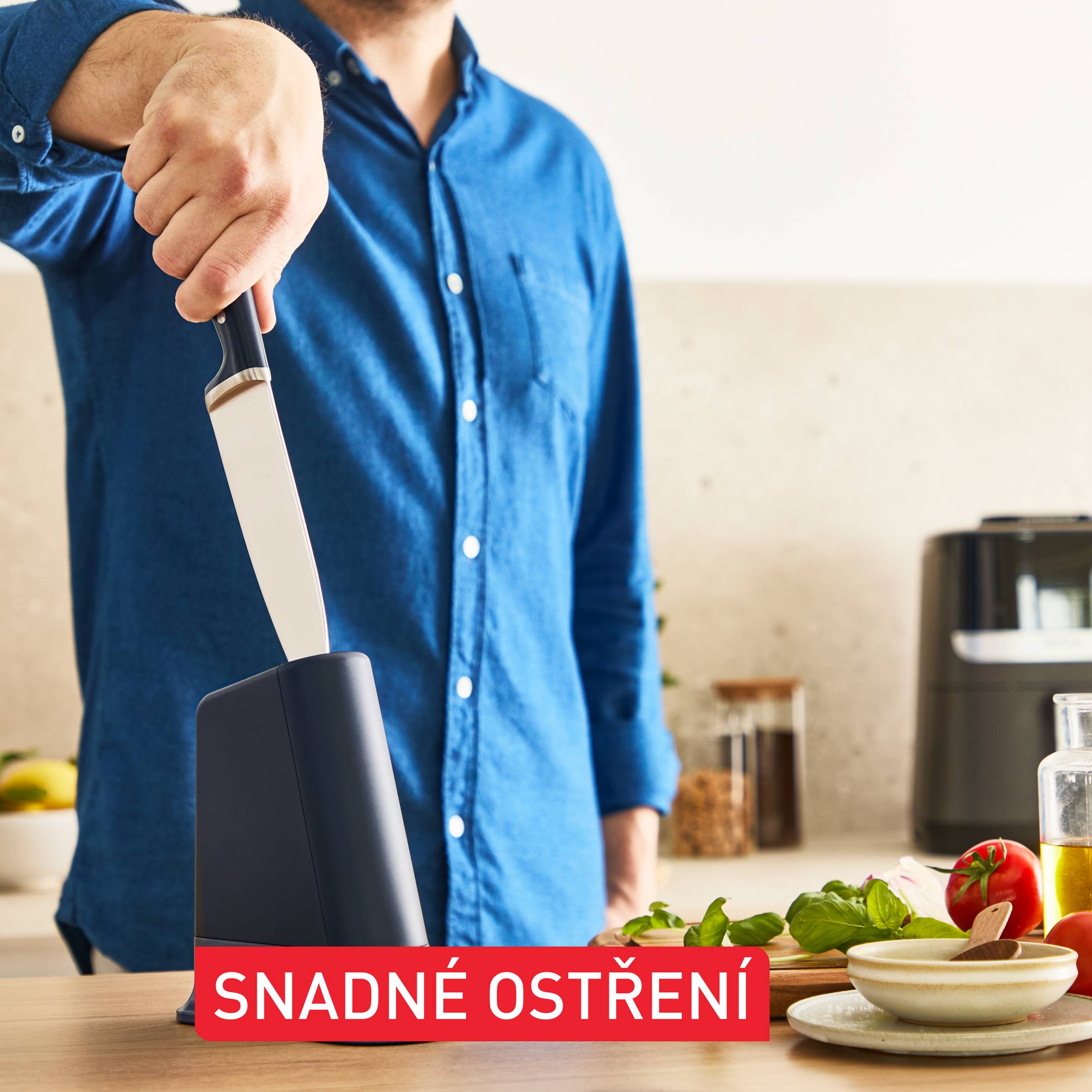 Samoostřící kuchyňský nůž Tefal EverSharp chef a blok na nože s integrovaným brouskem K297S244