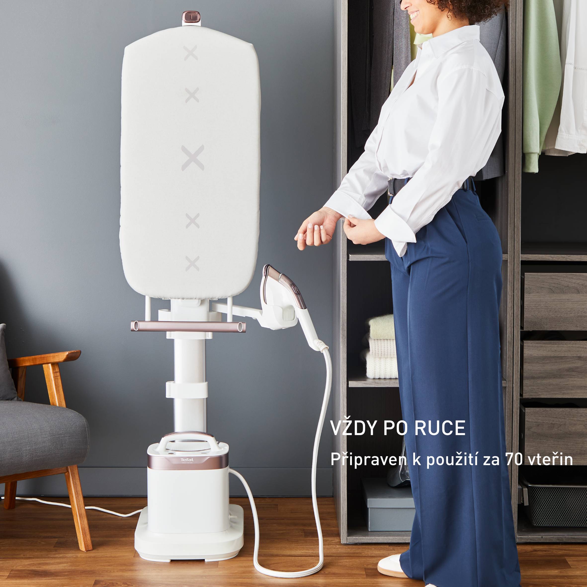 Napařovač oděvů se stojanem Tefal IXEO Vision QT1811E0 Bíla