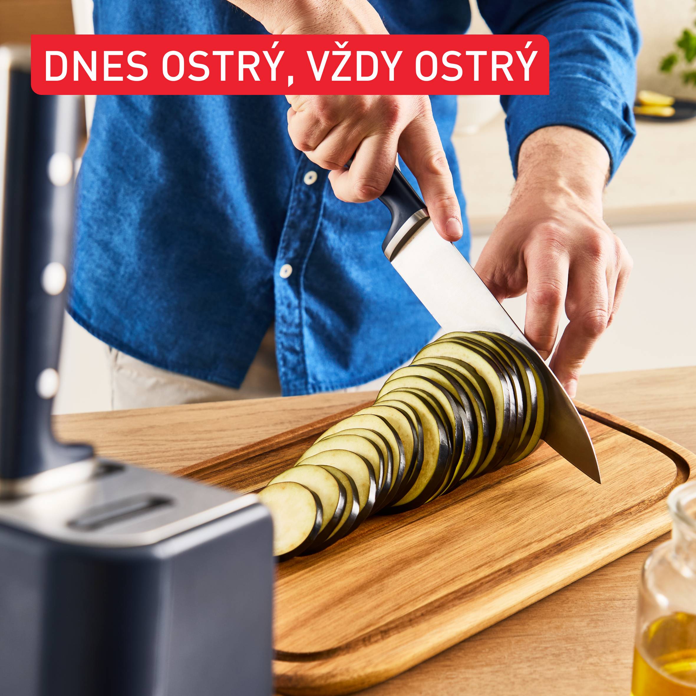 Samoostřící kuchyňský nůž Tefal EverSharp chef a blok na nože s integrovaným brouskem K297S244