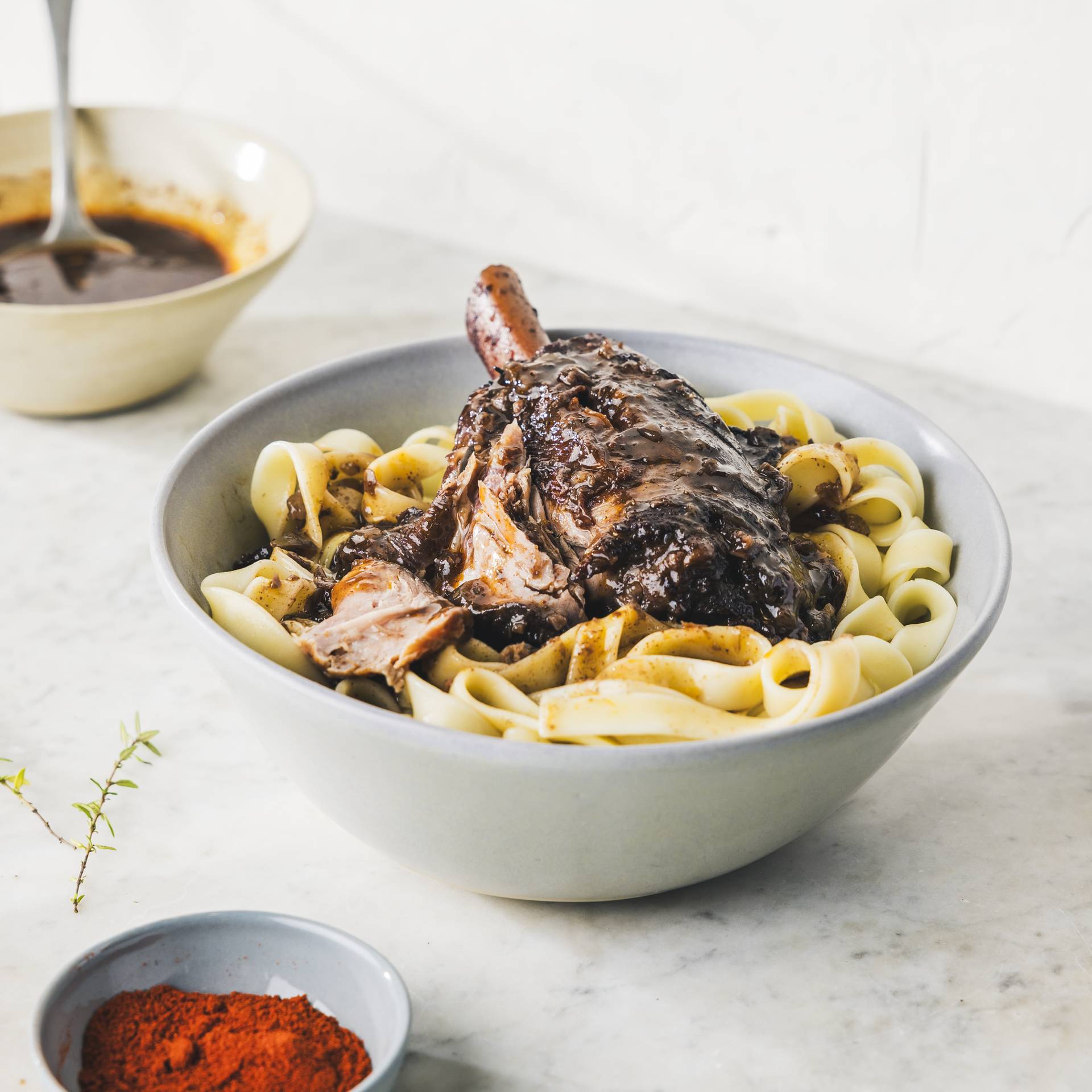 Jehněčí kolínko na červeném víně - recept undefined | Tefal