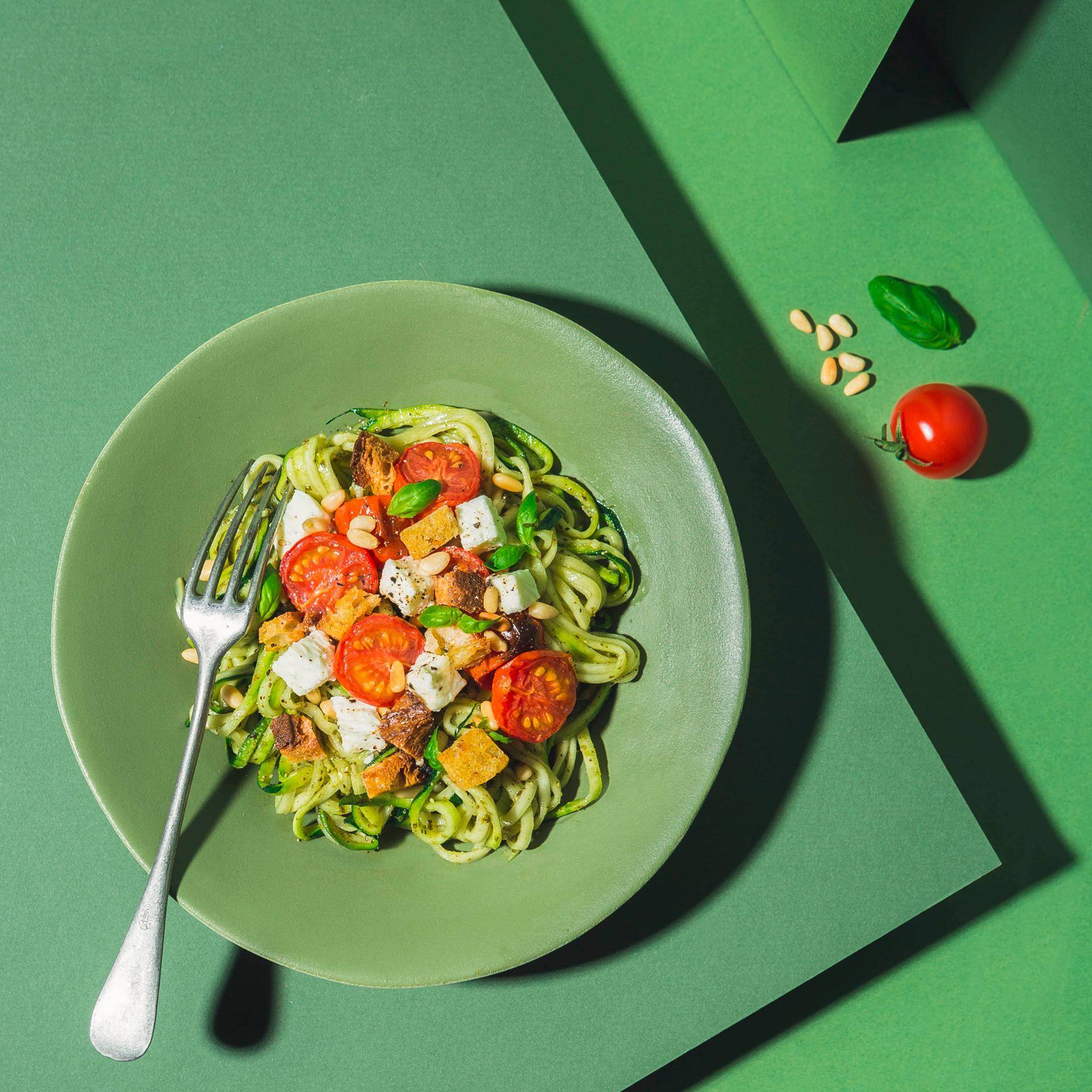 Špagety z cukety s pestem, restovanými rajčaty, mozzarellou a krutony - recept Hrnce a pánve | Tefal