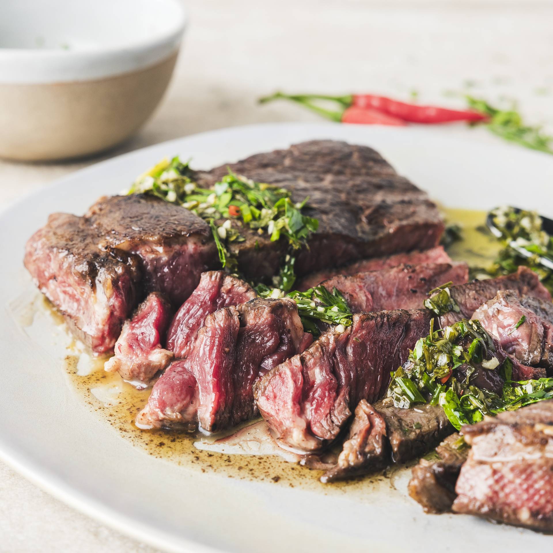 Vysoký roštěnec sous-vide s omáčkou chimichurri - recept undefined | Tefal