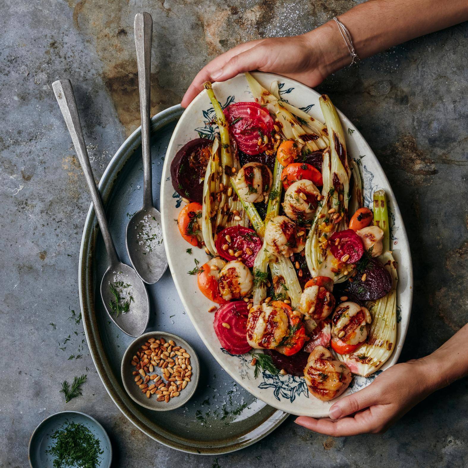 Hřebenatky s grilovaným fenyklem a salátem z řepy - recept OptiGrill 2in1 | Tefal