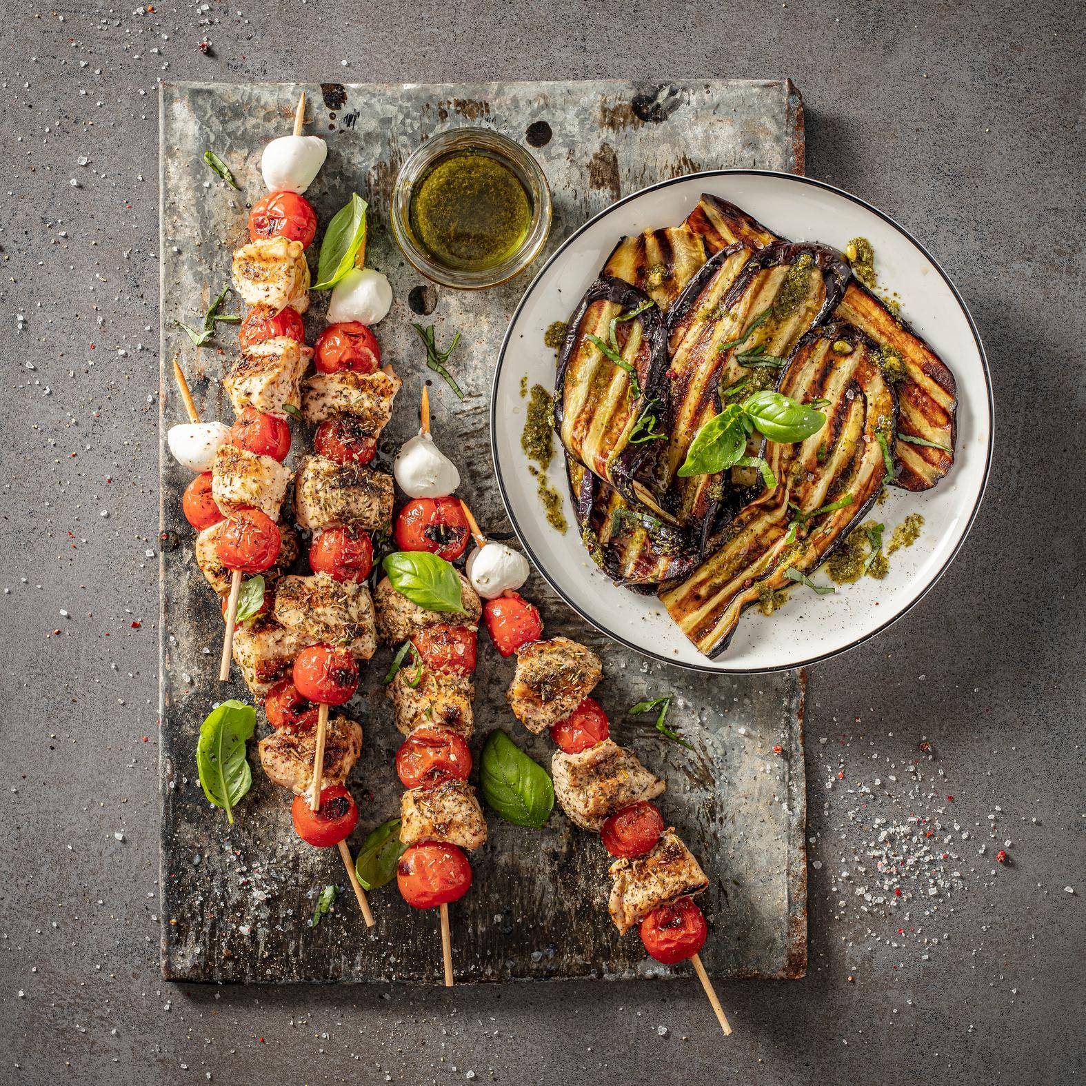Caprese špízy s kuřecím a grilovaným lilkem - recept OptiGrill 2in1 XL | Tefal