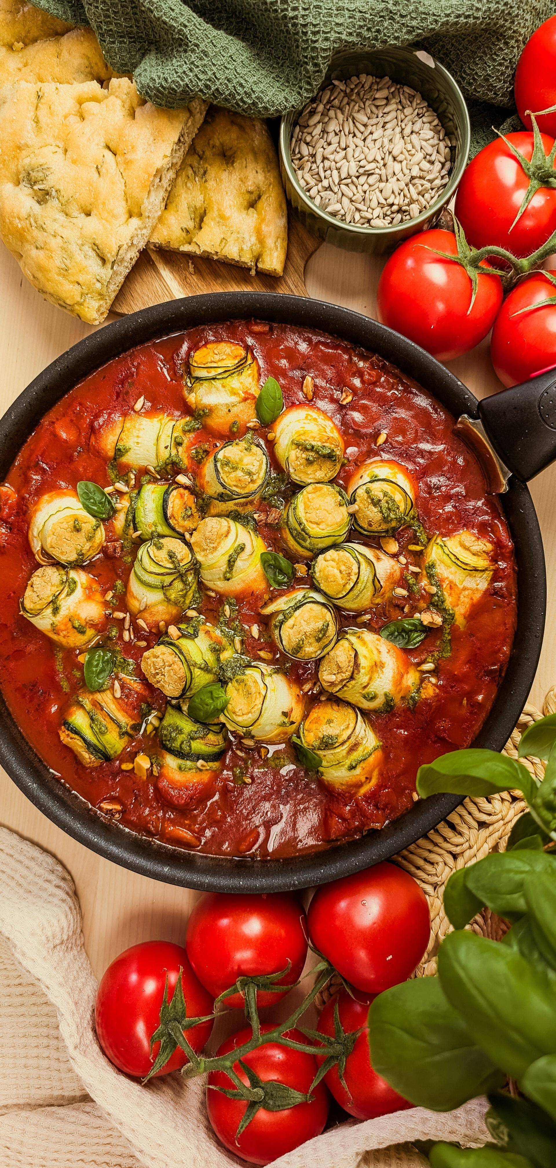 Cuketové tofu rolky v tomatové omáčce - recept Hrnce a pánve | Tefal