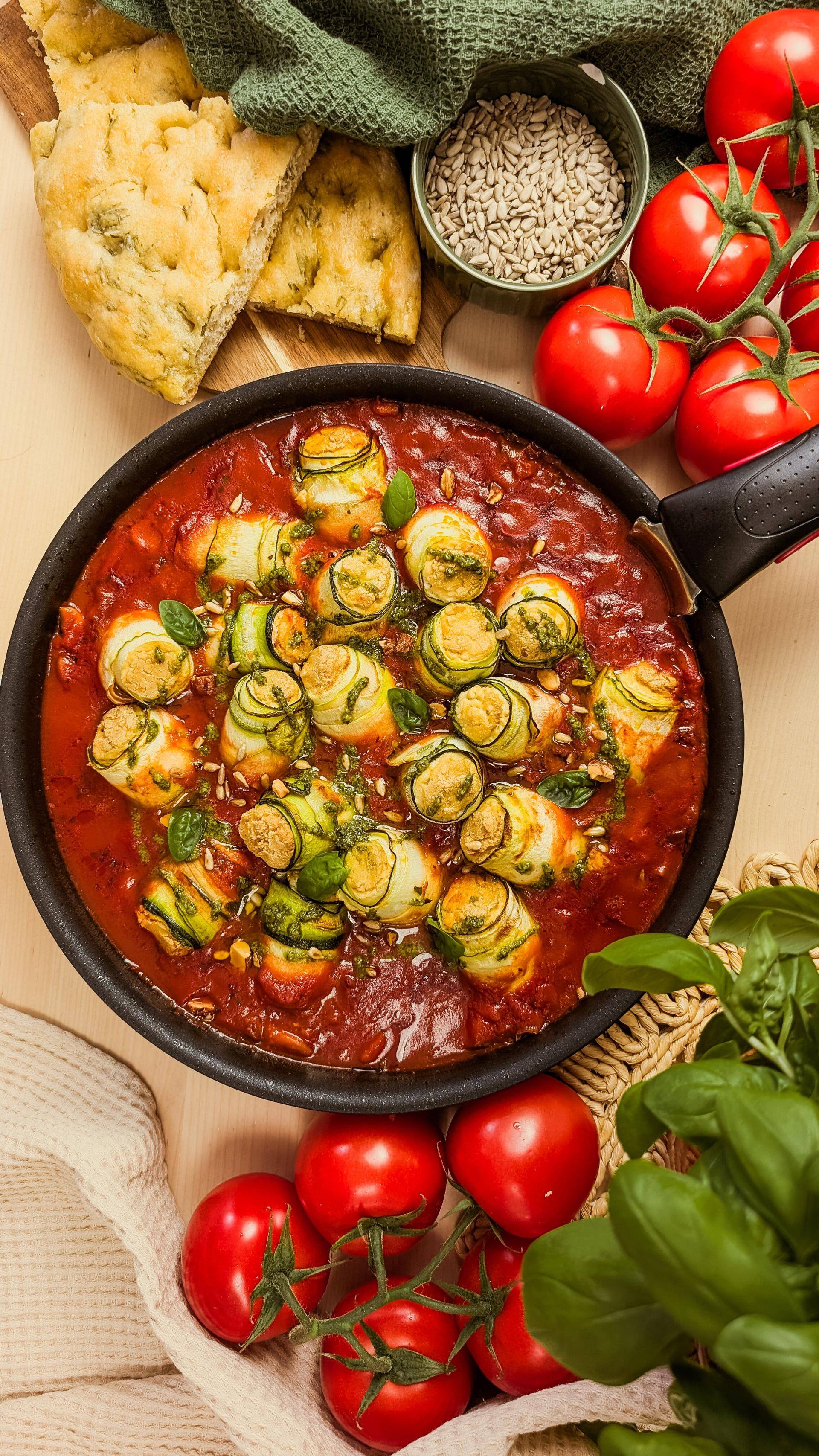 Cuketové tofu rolky v tomatové omáčce - recept Hrnce a pánve | Tefal