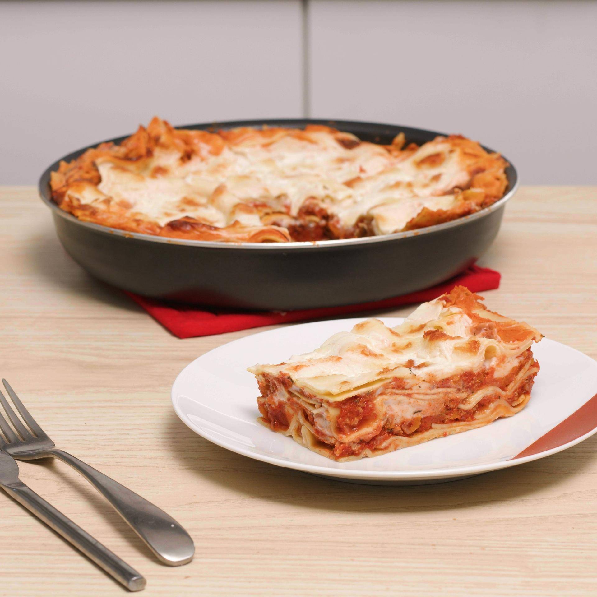 Hovězí lasagne s rajčatovou omáčkou a mozzarellou - recept Hrnce a pánve | Tefal