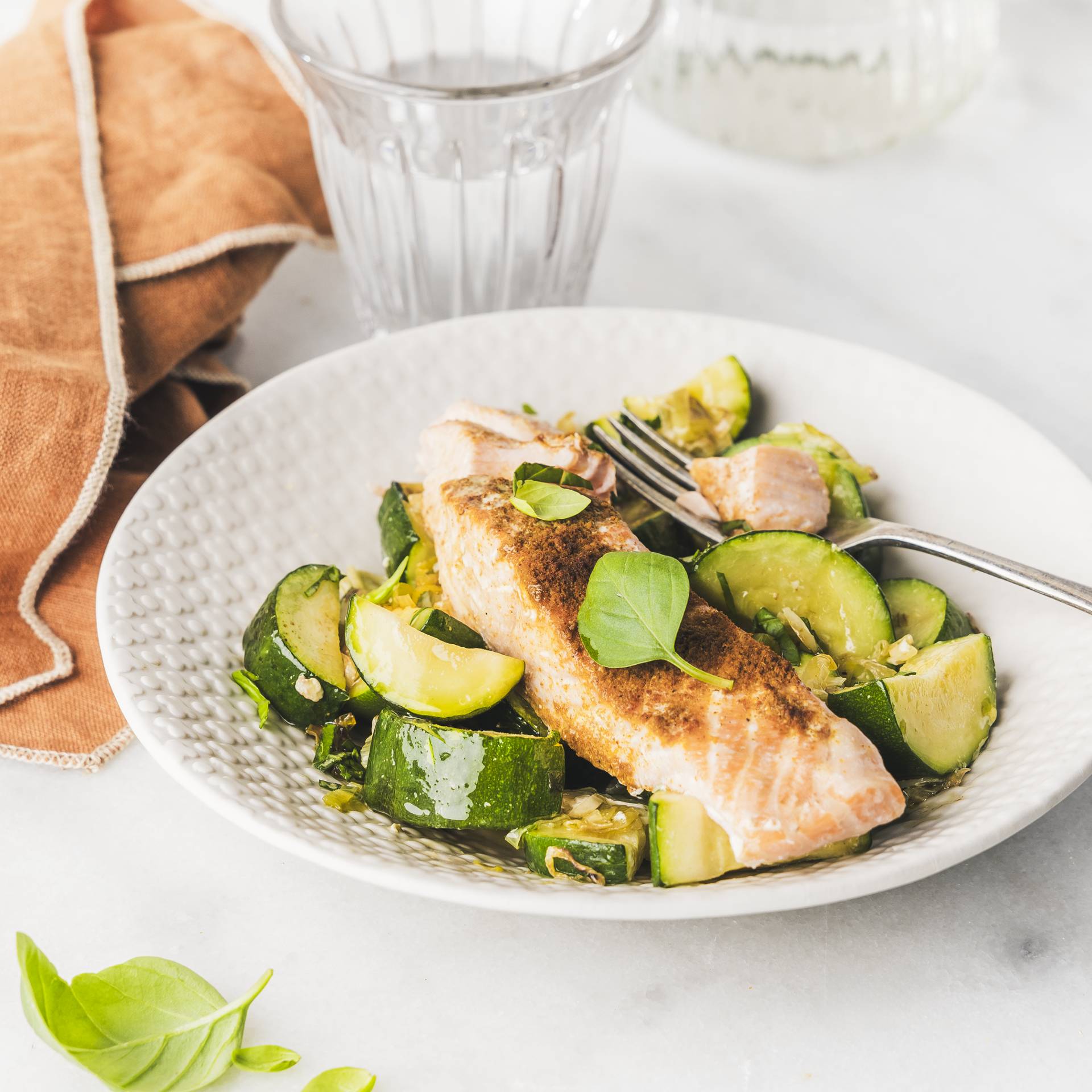 Dušený losos s cuketou, česnekem a citronem - recept undefined | Tefal