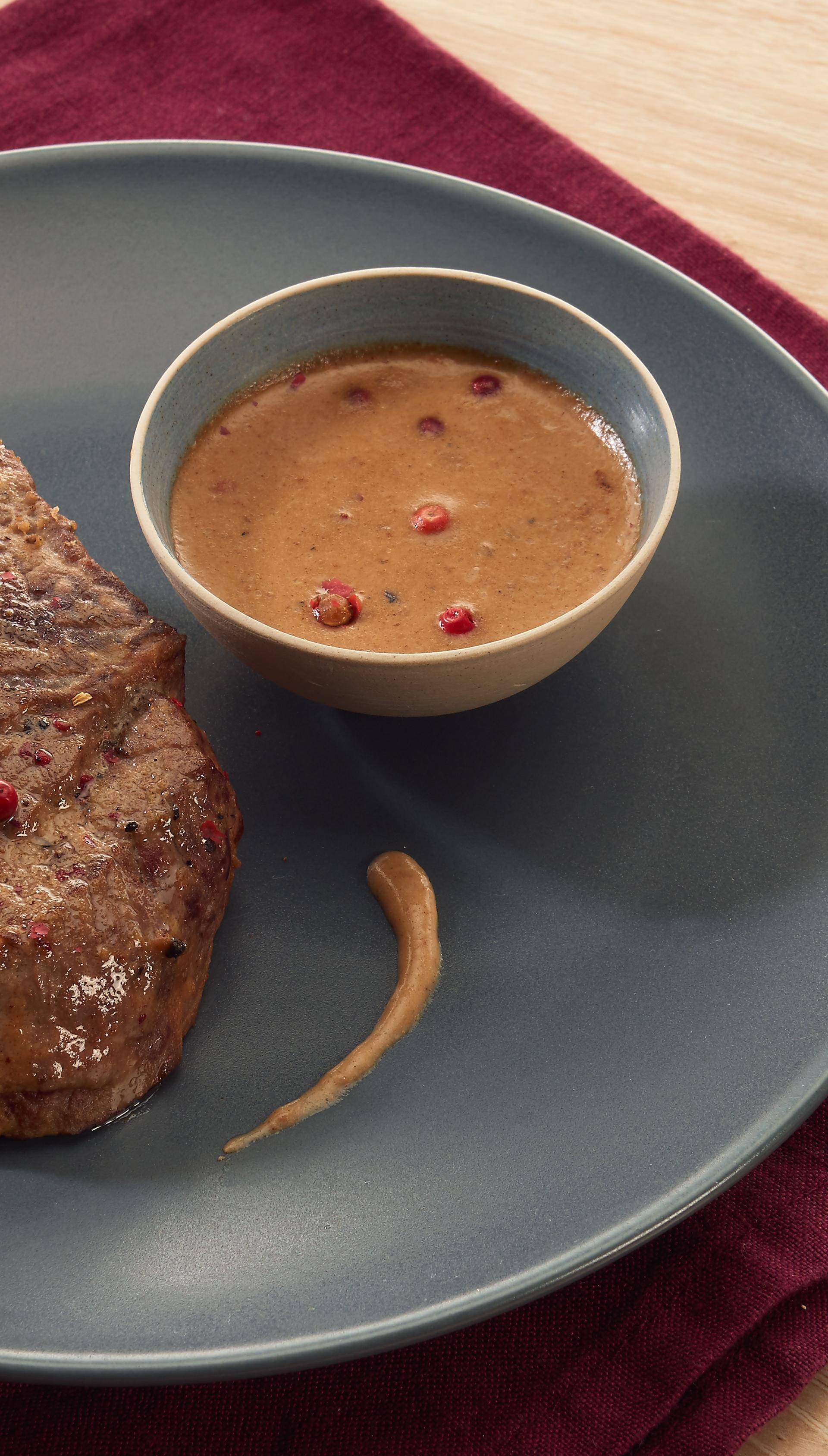 Silný steak s omáčkou ze čtyř exotických pepřů - recept Hrnce a pánve | Tefal