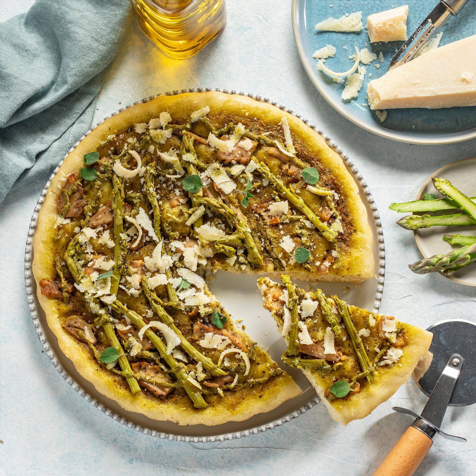 Pizza Primavera s pestem, kuřecím masem a zeleným chřestem - recept Easy Fry XL Surface | Tefal
