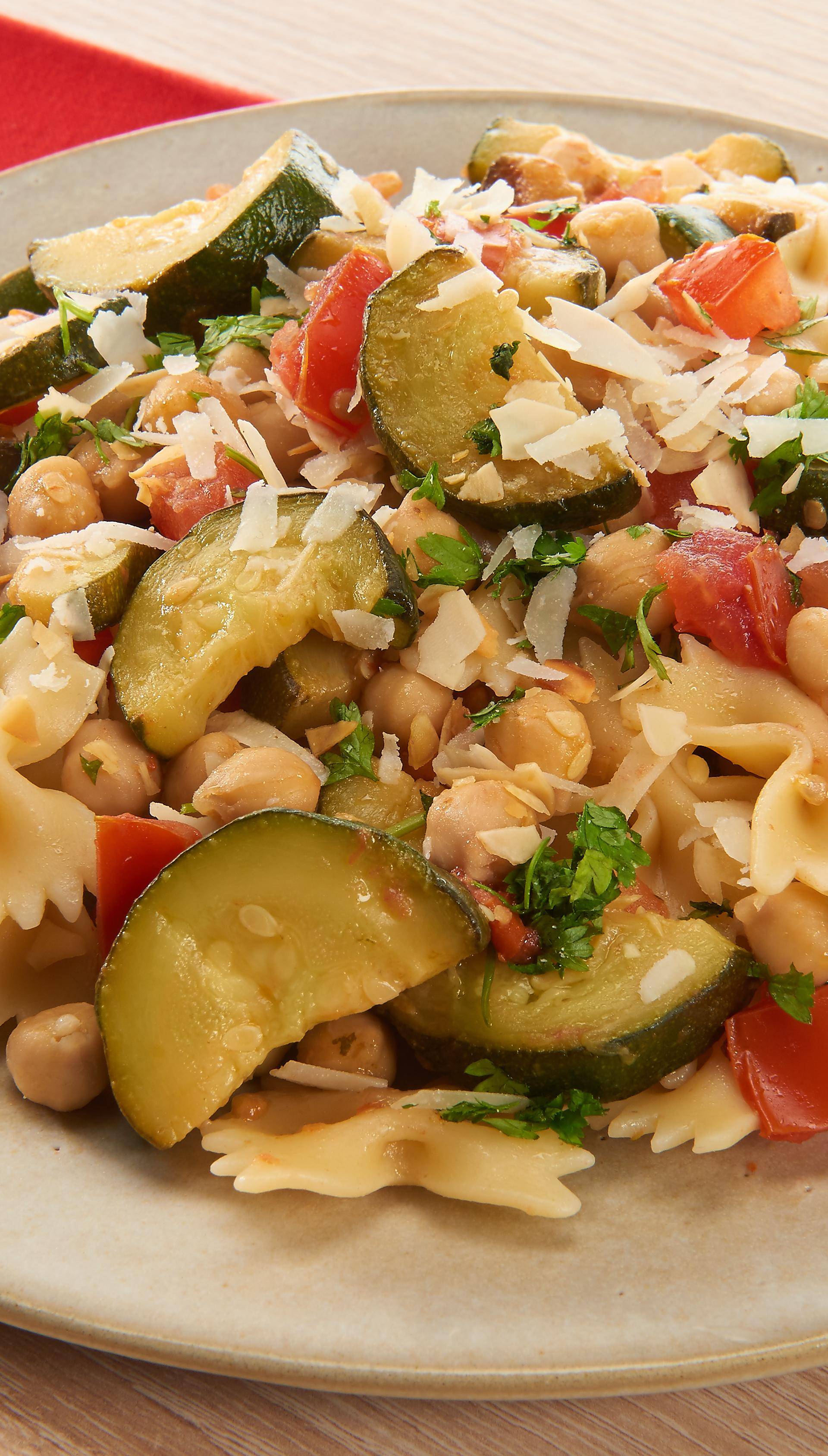 Farfalle s restovanou cuketou a cizrnou - recept Hrnce a pánve | Tefal