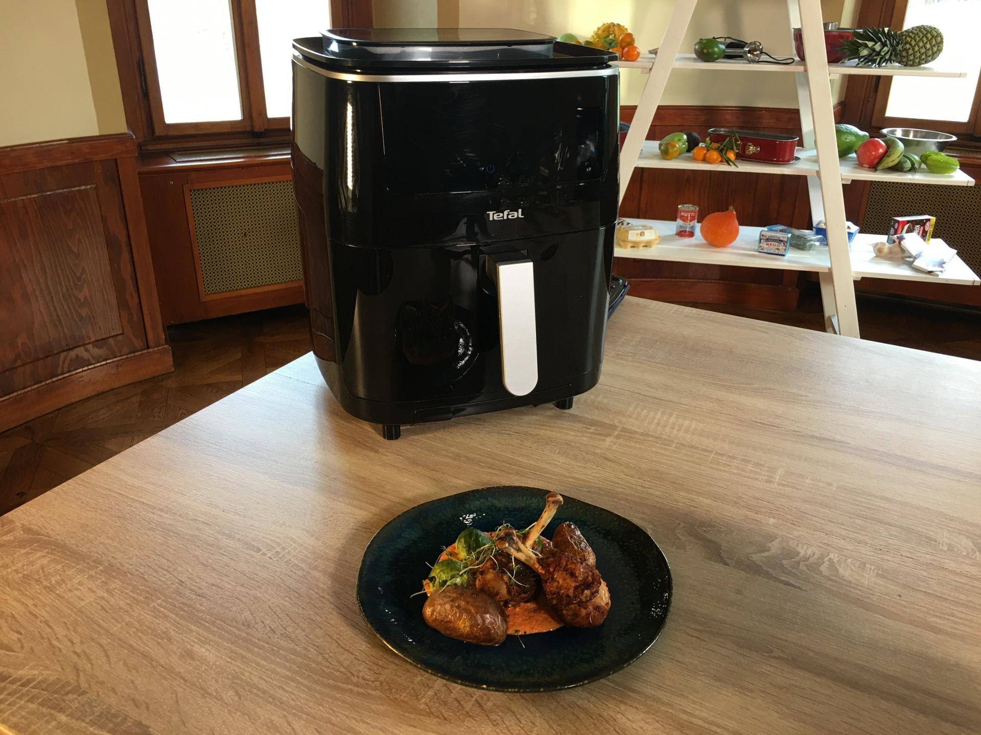 Grilované kuřecí paličky, růžičková kapusta s bylinkami, pečené brambory, omáčka z červené papriky - recept EASY FRY GRILL & STEAM 3 in 1 | Tefal