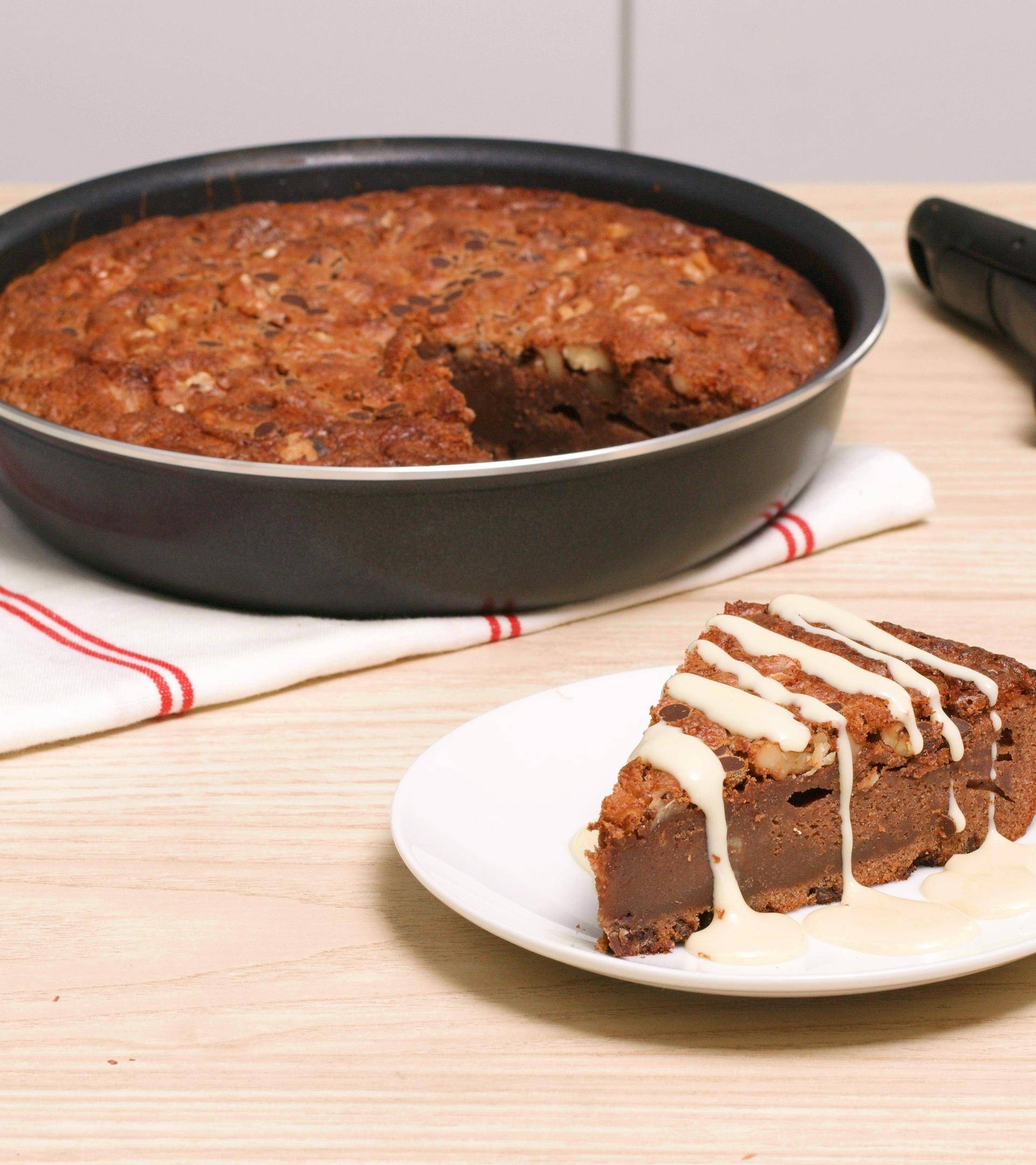 Brownie s praženými lískovými ořechy a třemi čokoládami - recept Hrnce a pánve | Tefal