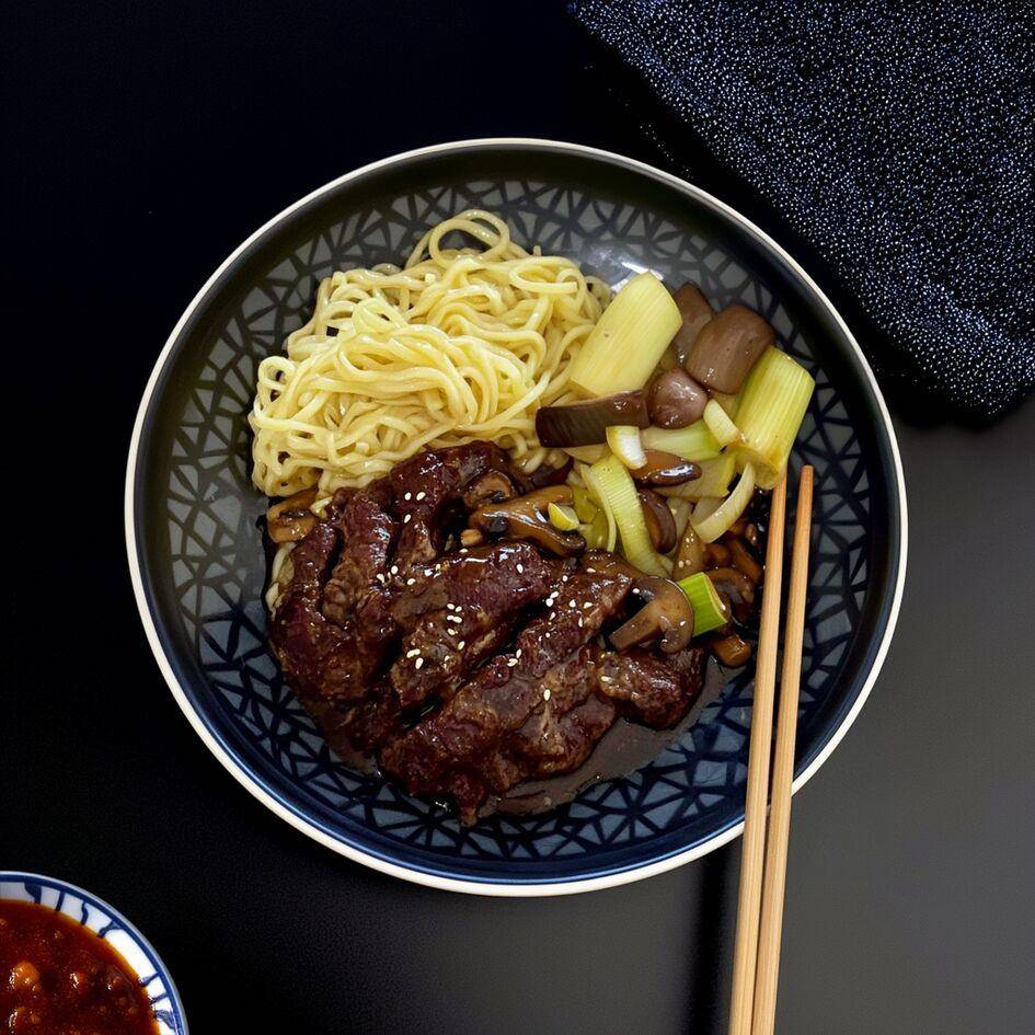 Hovězí wok v japonském stylu se shiitake a pórkem - recept Hrnce a pánve | Tefal