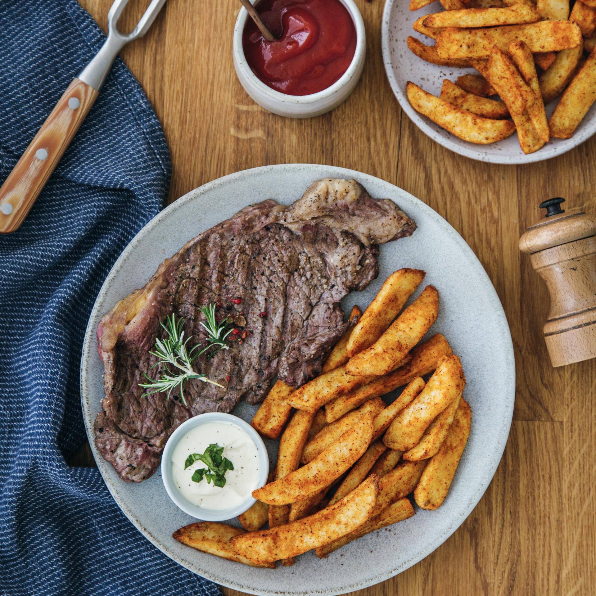 Grilované steaky s mraženými hranolky - recept Dual EasyFry&Grill | Tefal