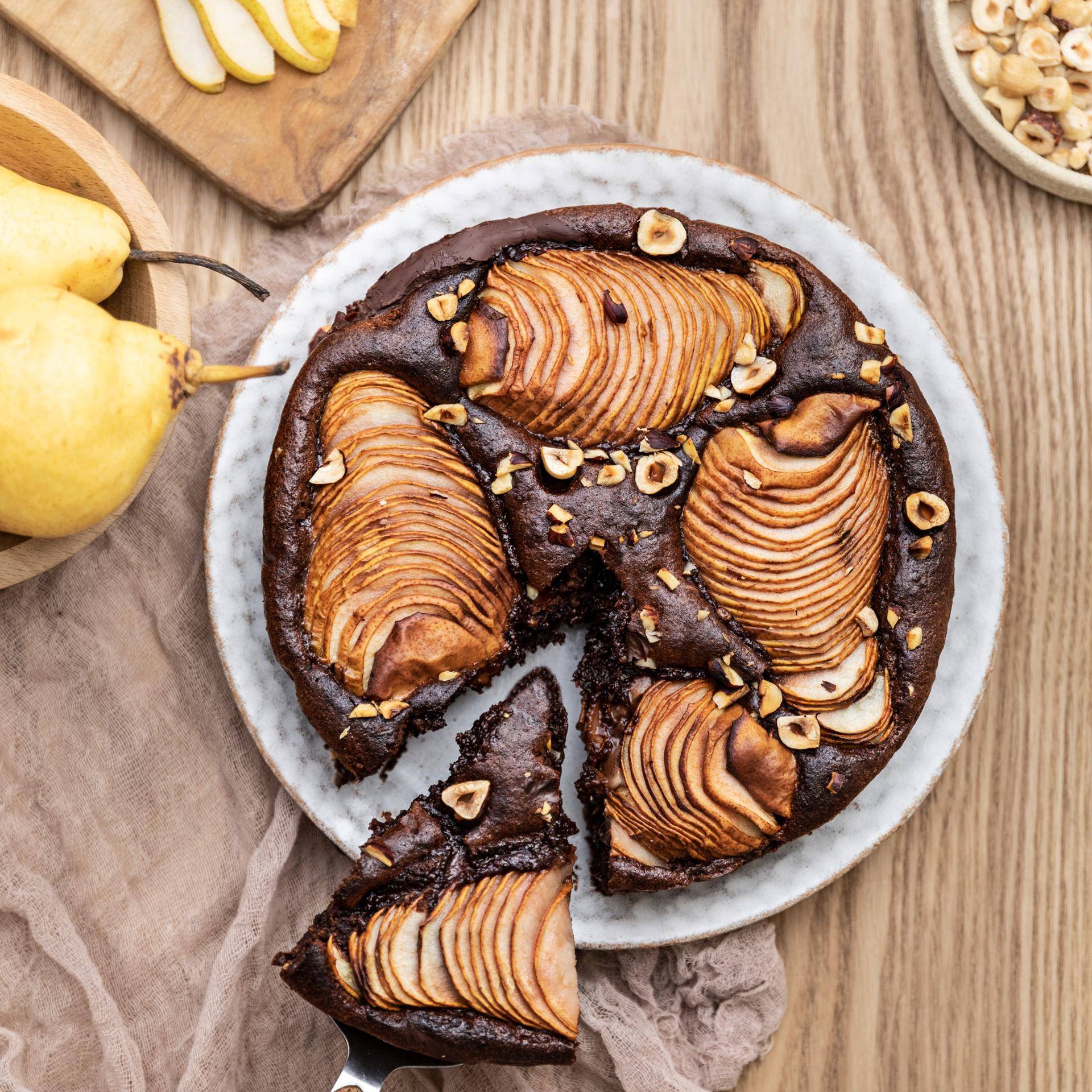 Bezlepkový čokoládový dort s hruškou a lískovými ořechy - recept undefined | Tefal