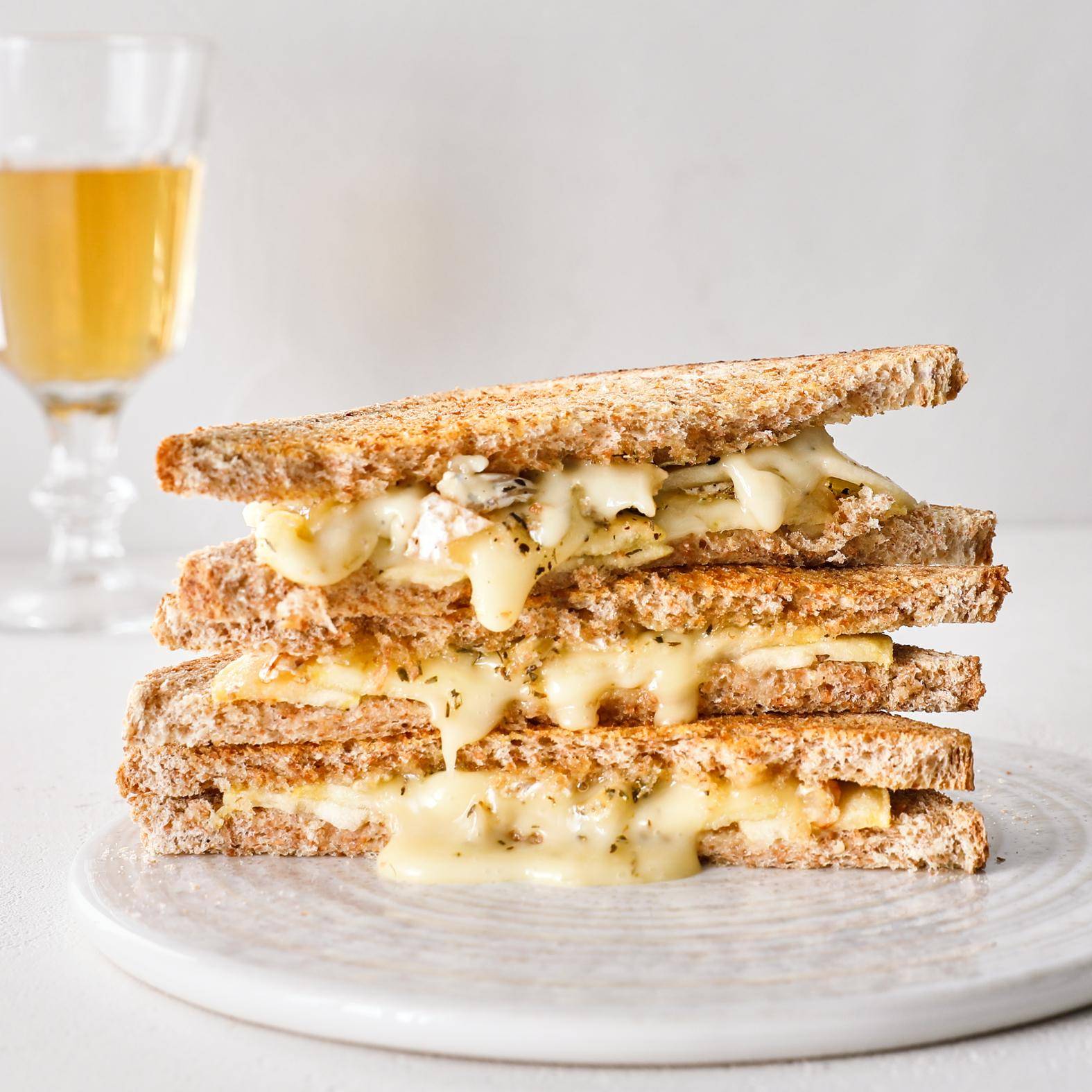 Toast se sýrem Brie, jablky a máslem - recept Easy Fry Max | Tefal