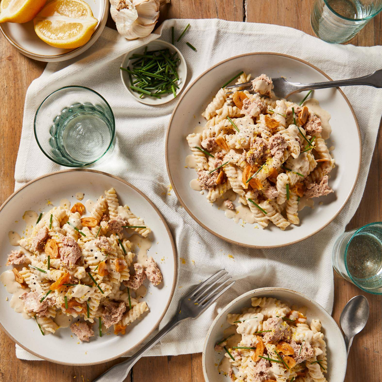Fusilli těstoviny s tuňákem, česnekem a citronovou omáčkou - recept Hrnce a pánve | Tefal