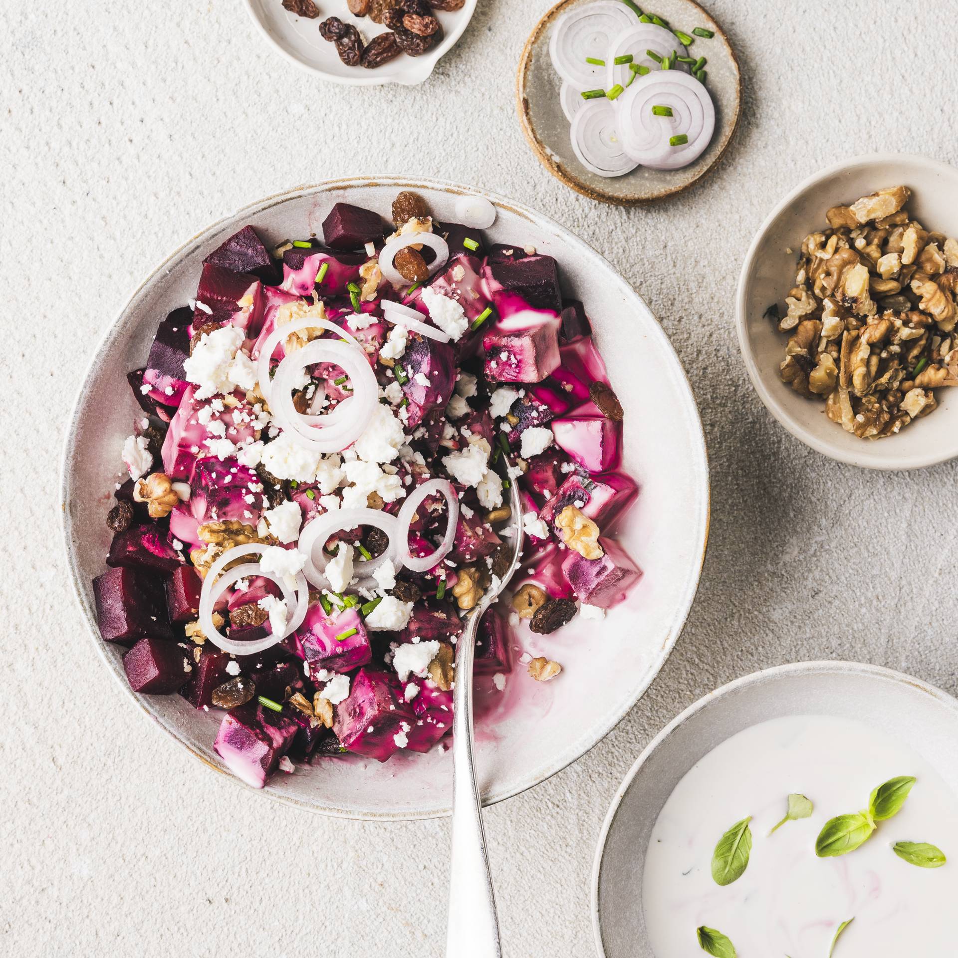 Steamed beetroot salad with feta, nuts and raisins - recept undefined | Tefal