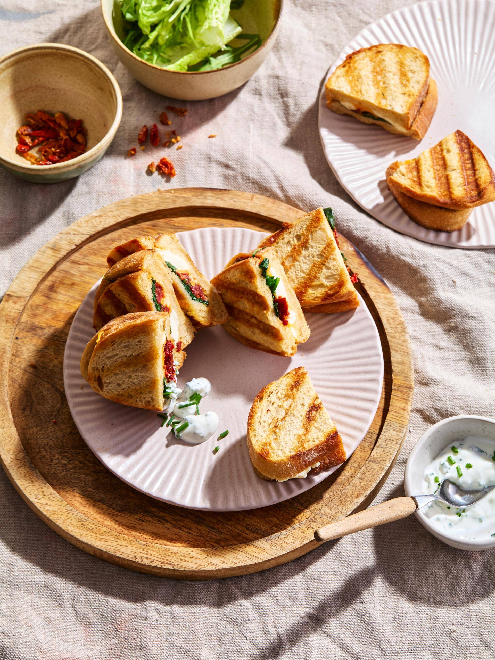 Grilovaný sendvič se sýrem, špenátem a sušenými rajčaty - recept OptiGrill 2in1 | Tefal