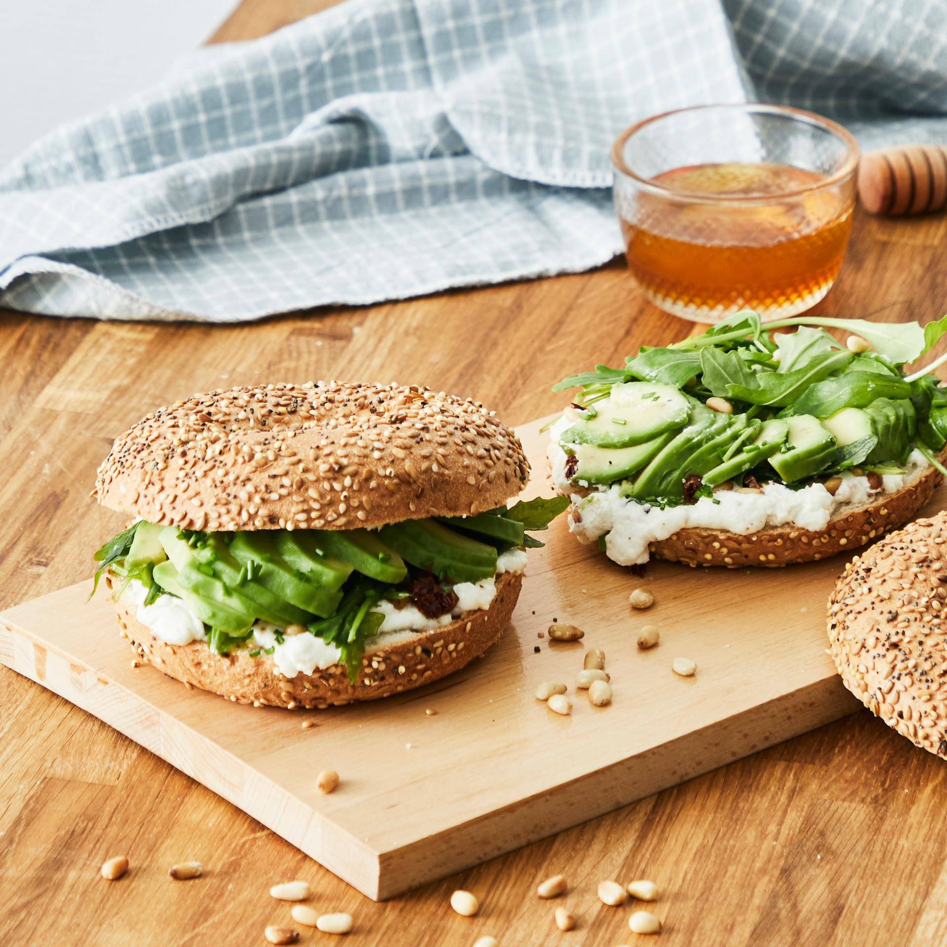 Vegetariánské bagely s kozím sýrem a medem - recept undefined | Tefal