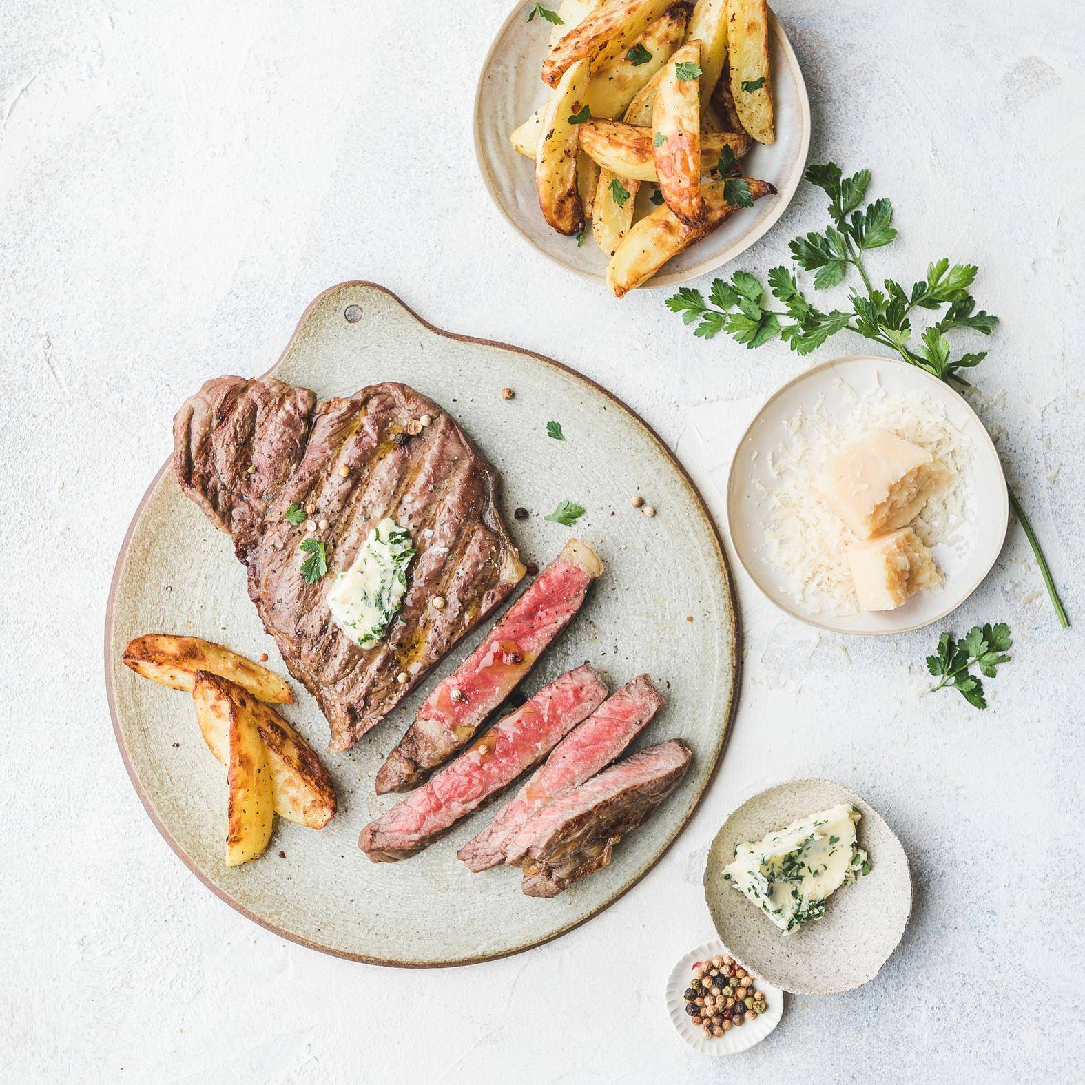 Steaky z nízkého roštěnce s česnekovým máslem a parmazánovými bramborami - recept Dual EasyFry&Grill | Tefal