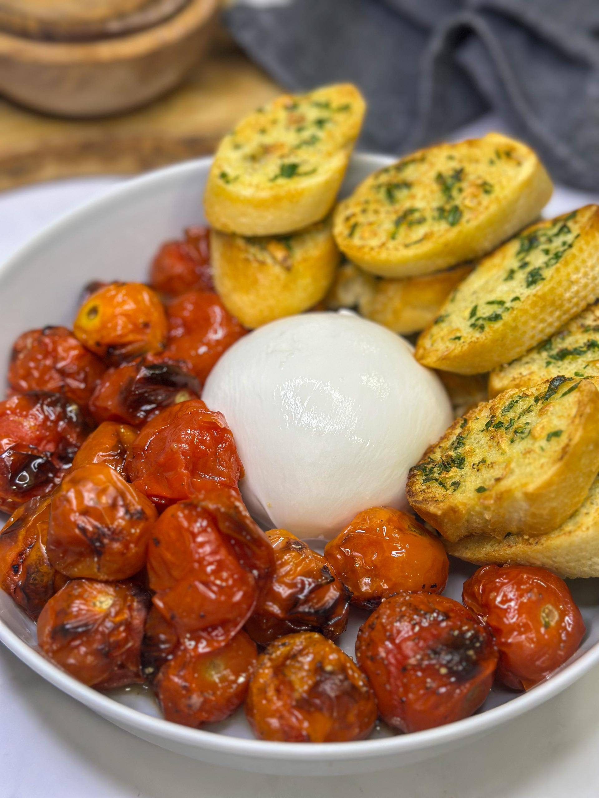Pečená rajčata s burratou a česnekovou bagetou - recept EASY FRY & GRILL 2 in 1 MECHANICAL | Tefal