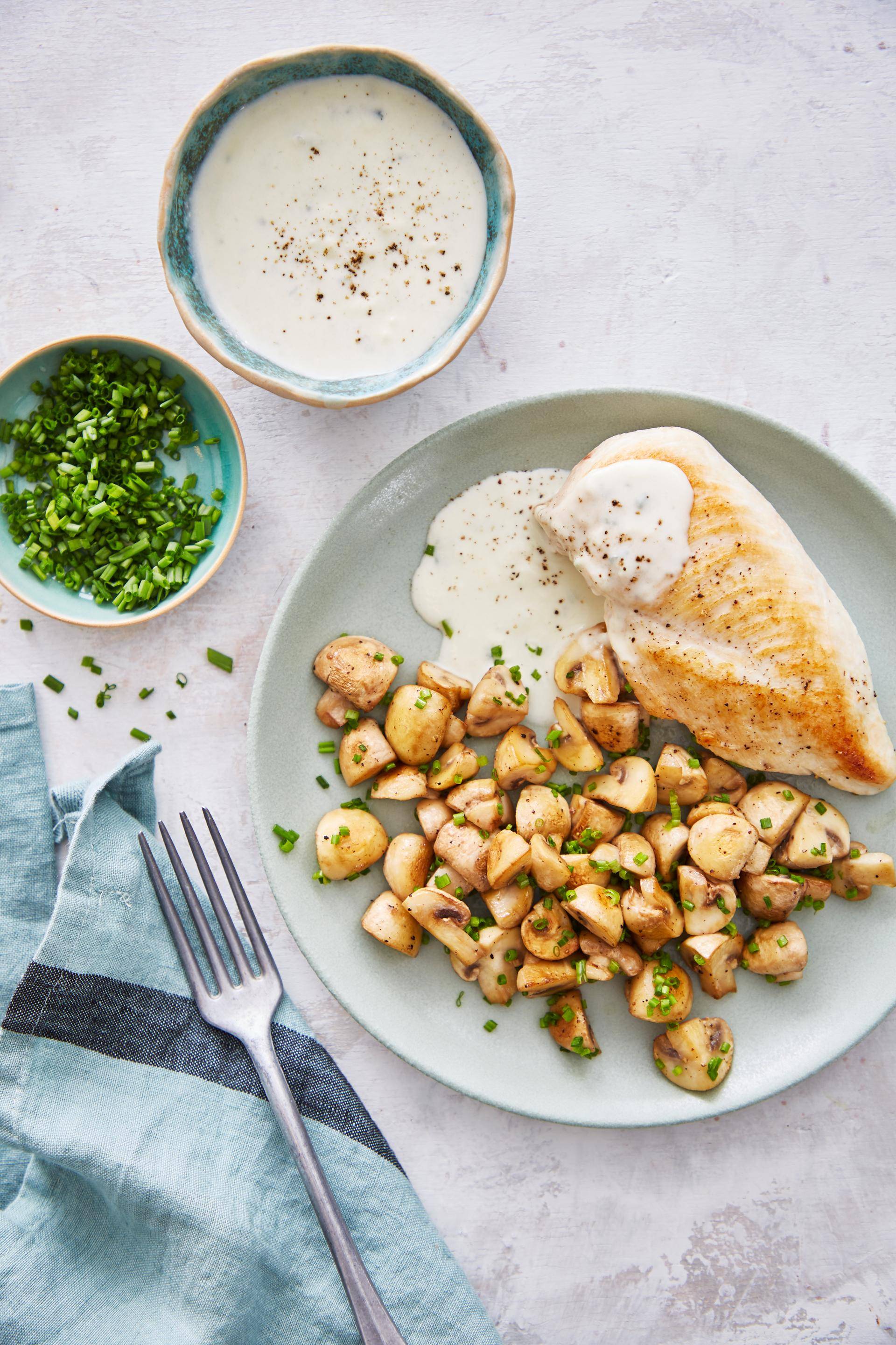 Kuřecí plátky s houbami a omáčkou z nivy - recept EASY FRY GRILL & STEAM 3 in 1 | Tefal