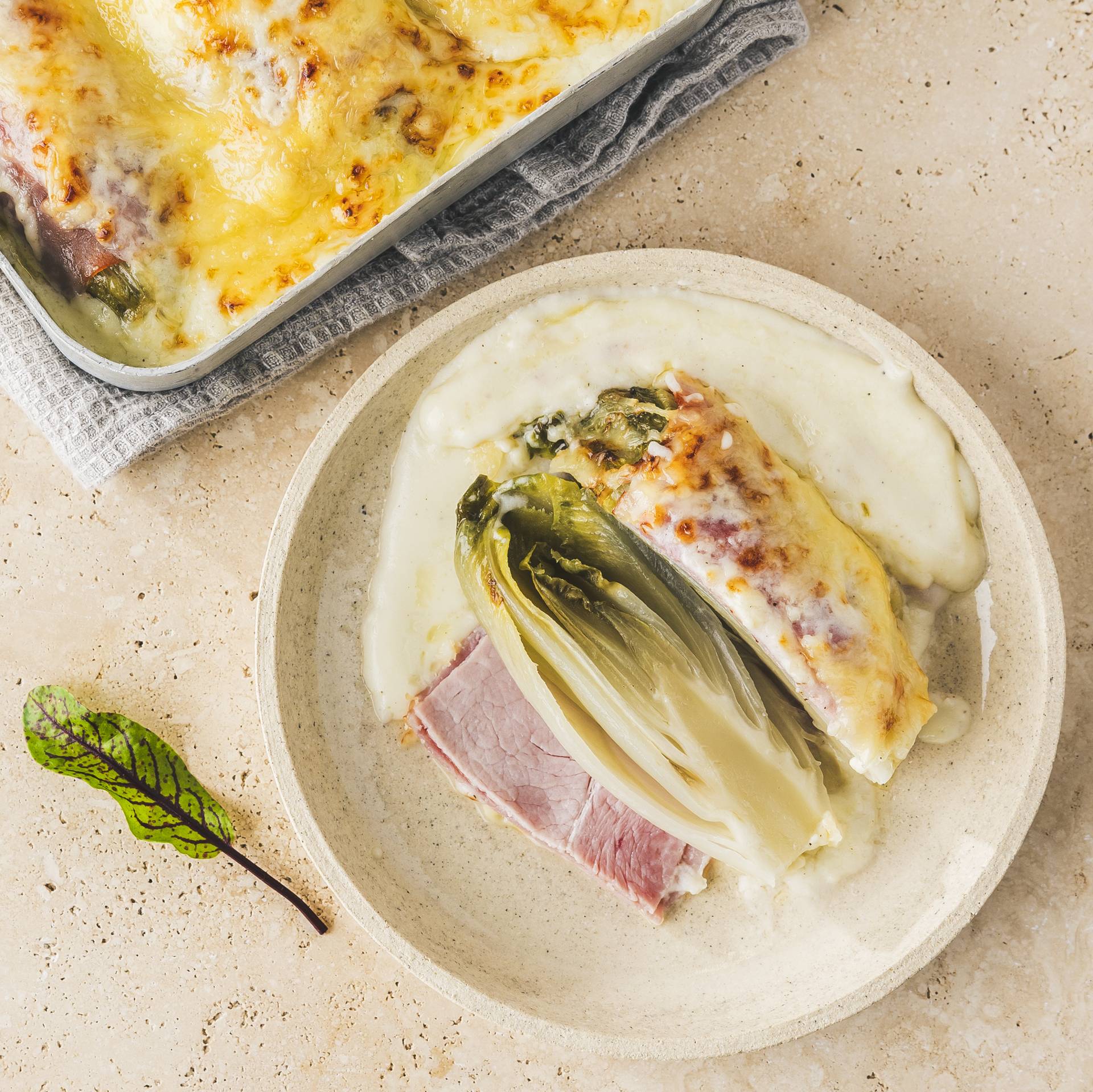 Čekanka se sýrovým bešamelem a šunkou - recept undefined | Tefal