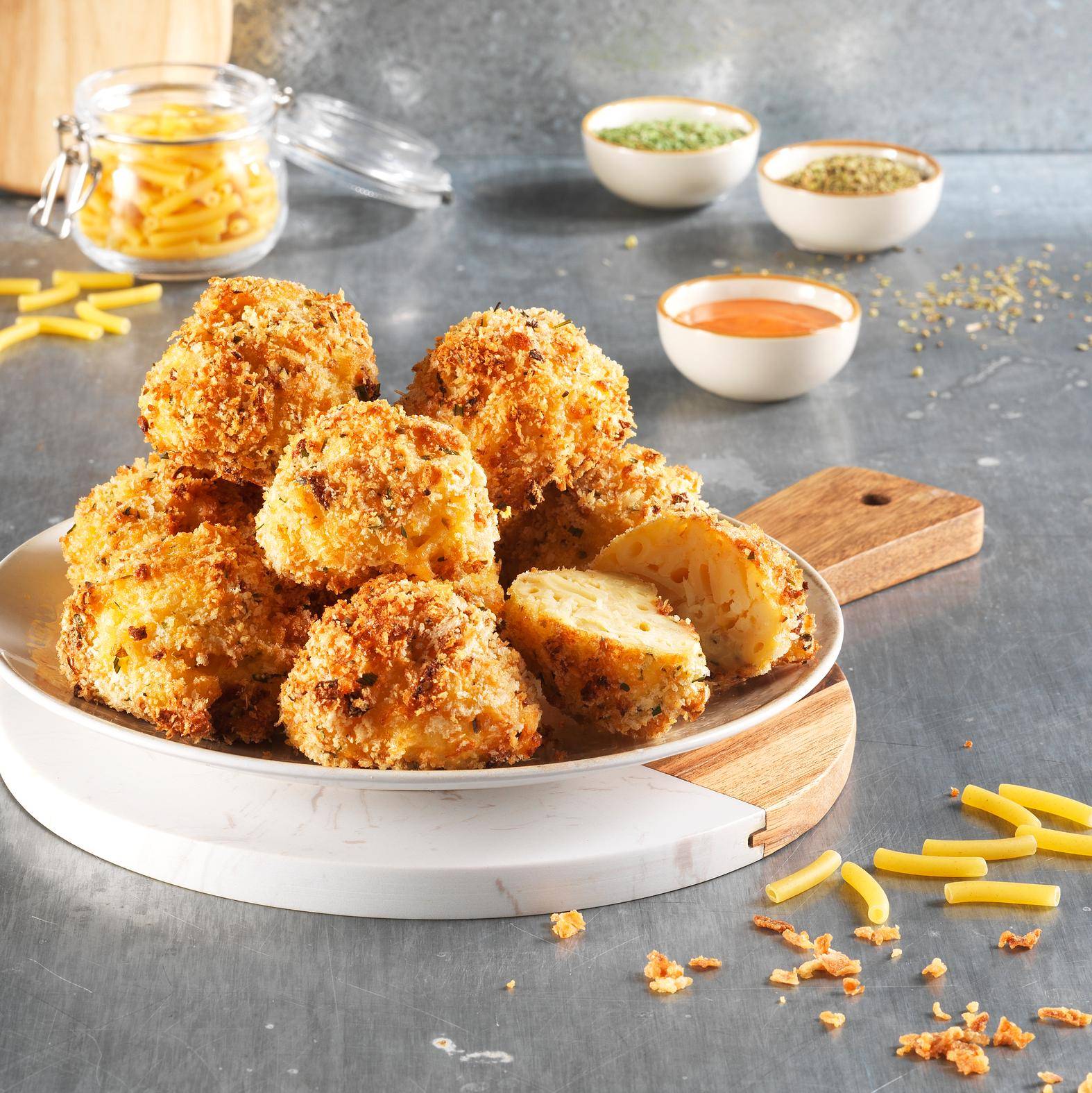 Makaróny a sýrové kuličky s kořeněnou omáčkou - recept EASY FRY GRILL & STEAM 3 in 1 | Tefal
