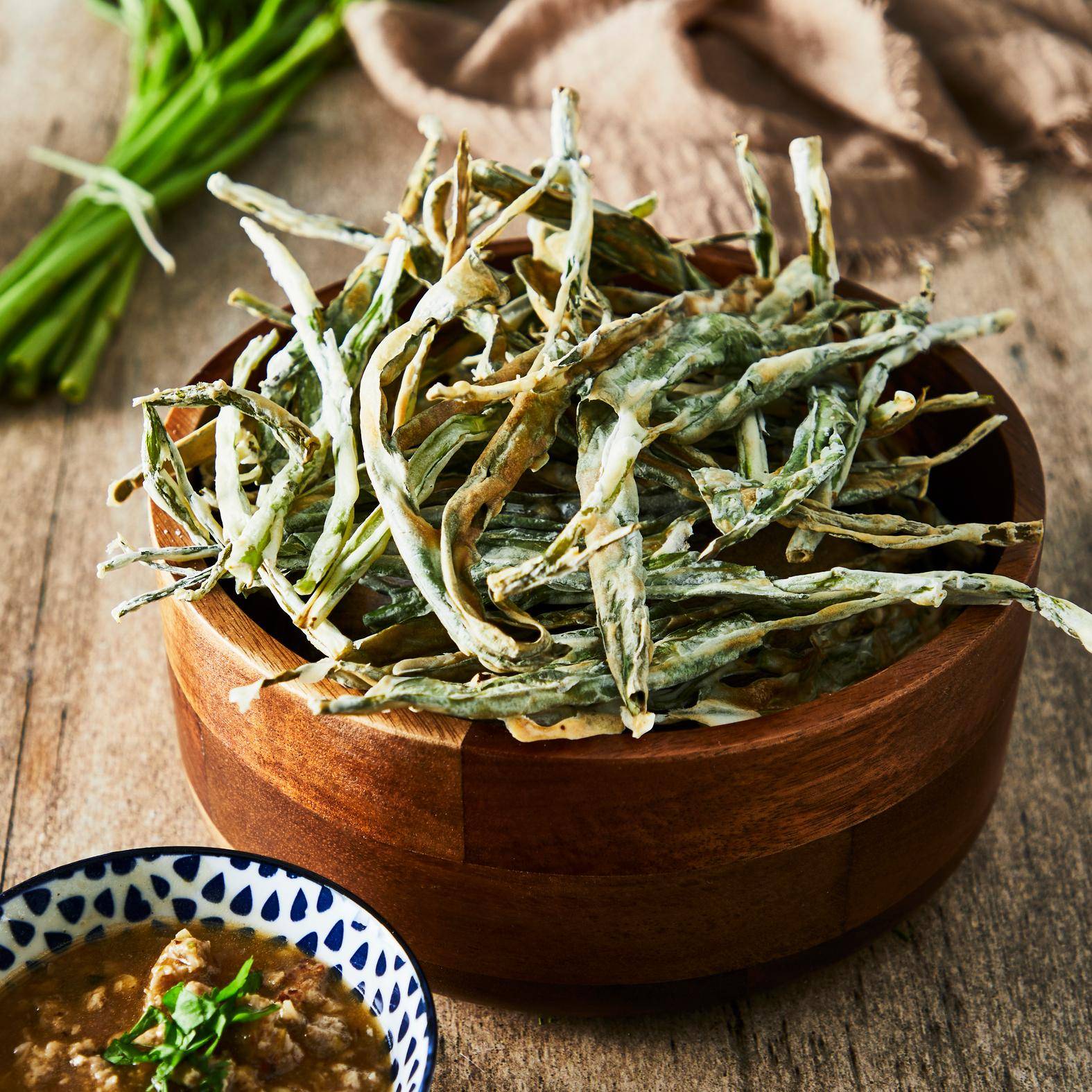 Tempura z vodního špenátu s pikantní omáčkou z vepřového masa - recept EASY FRY GRILL & STEAM 3 in 1 | Tefal