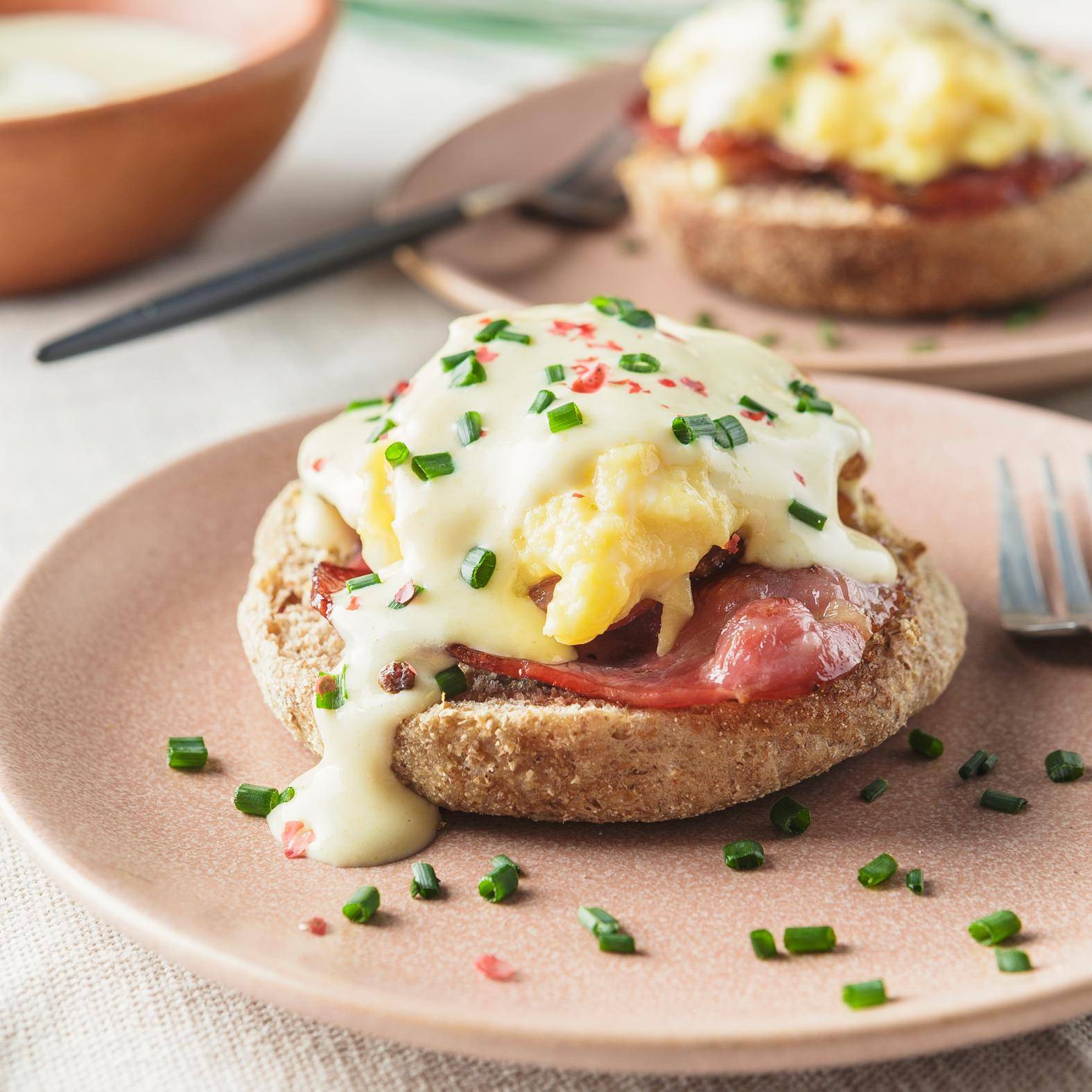Míchaná vejce ve stylu Benedikt s jemnou holandskou omáčkou - recept Hrnce a pánve | Tefal