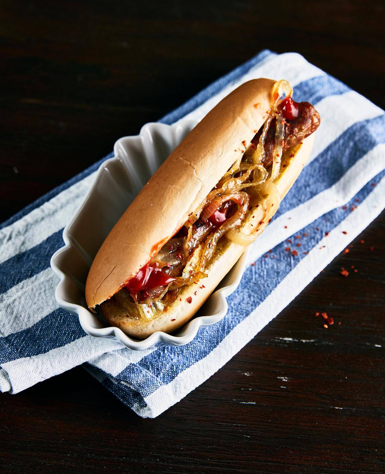 Hot dog s klobásou na pivu a cibulí - recept undefined | Tefal