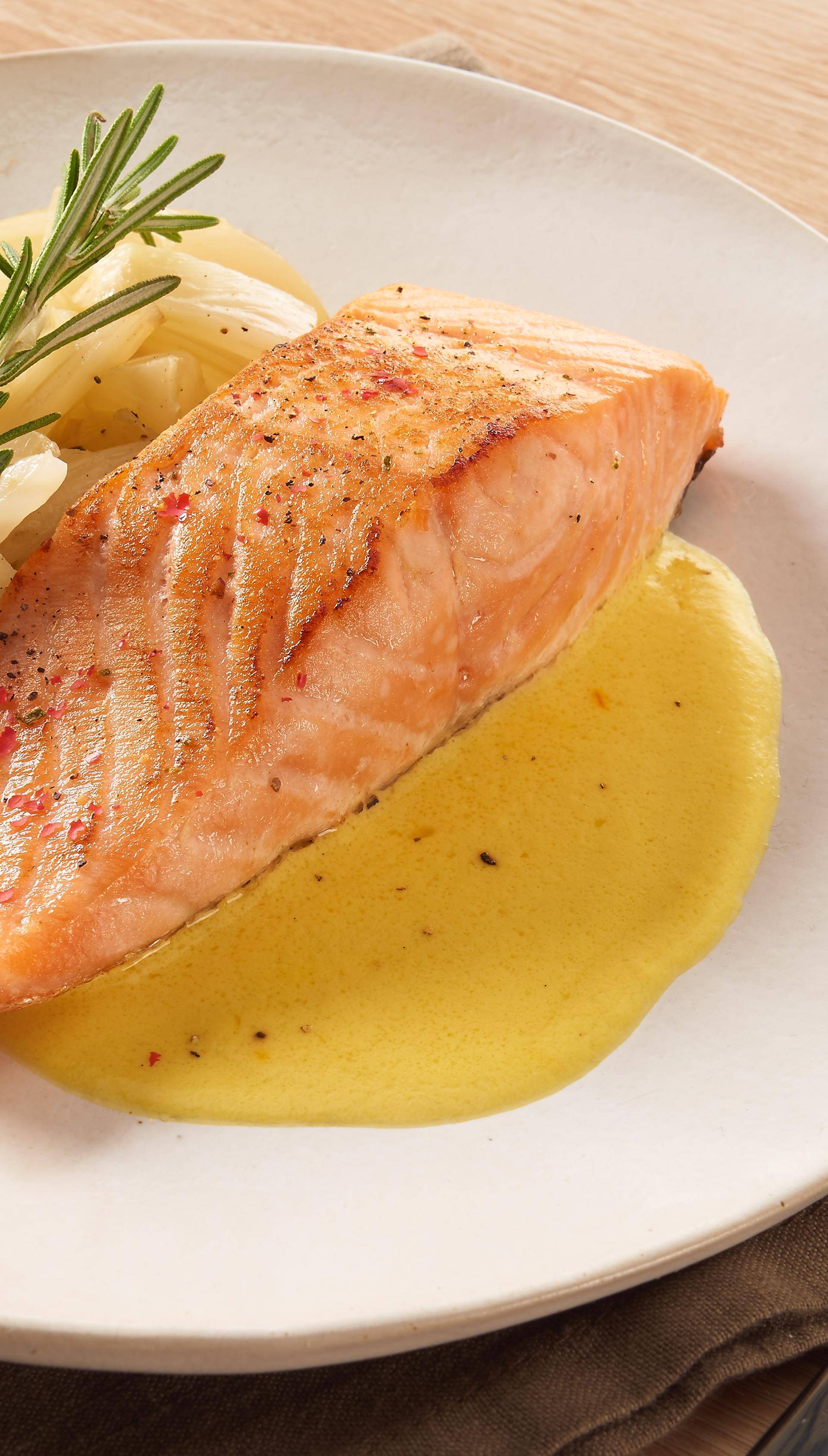Pstruh se šafránem a rozmarýnem - recept Hrnce a pánve | Tefal