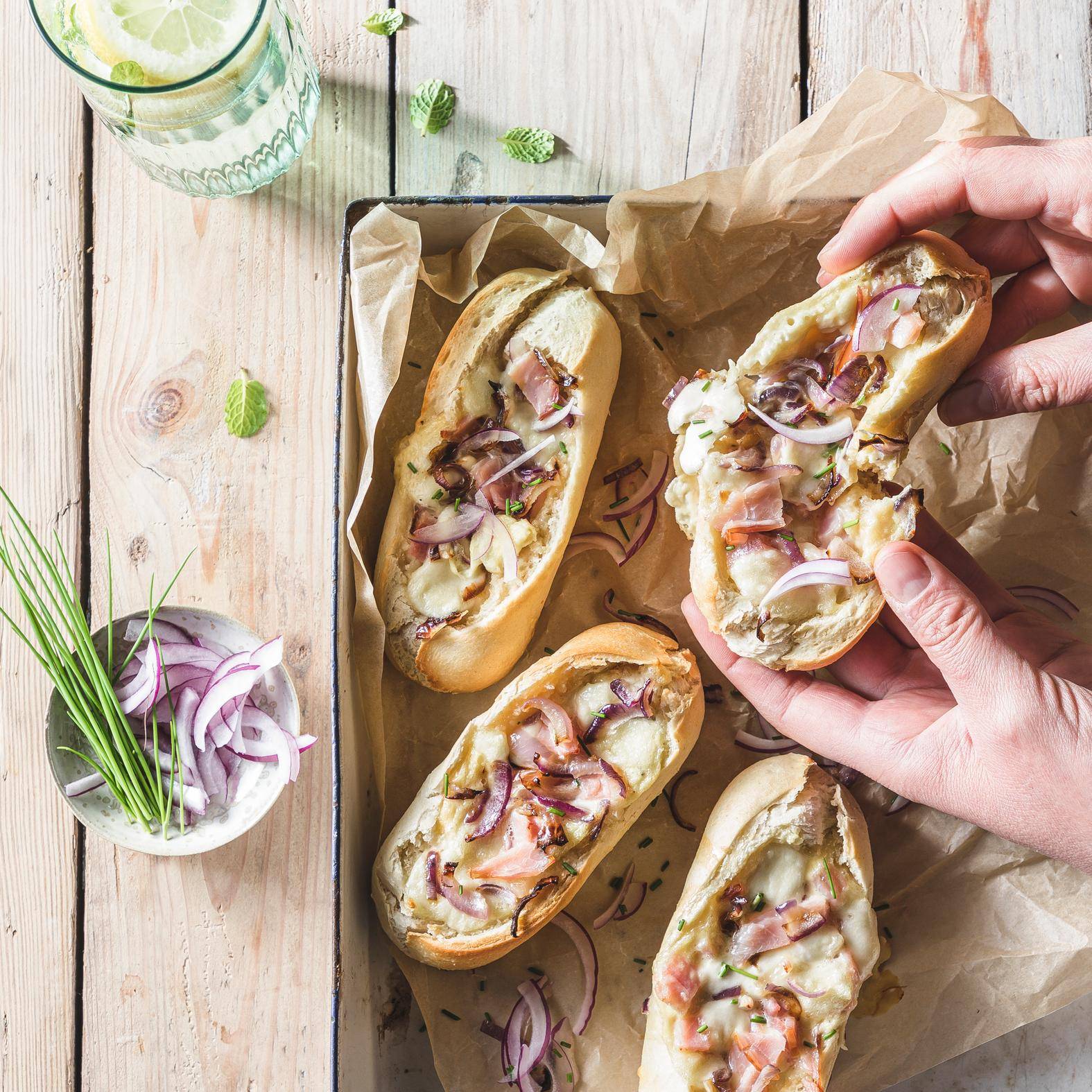 Plněný chleba s karamelizovanou cibulí, slaninou a čedarem - recept Hrnce a pánve | Tefal