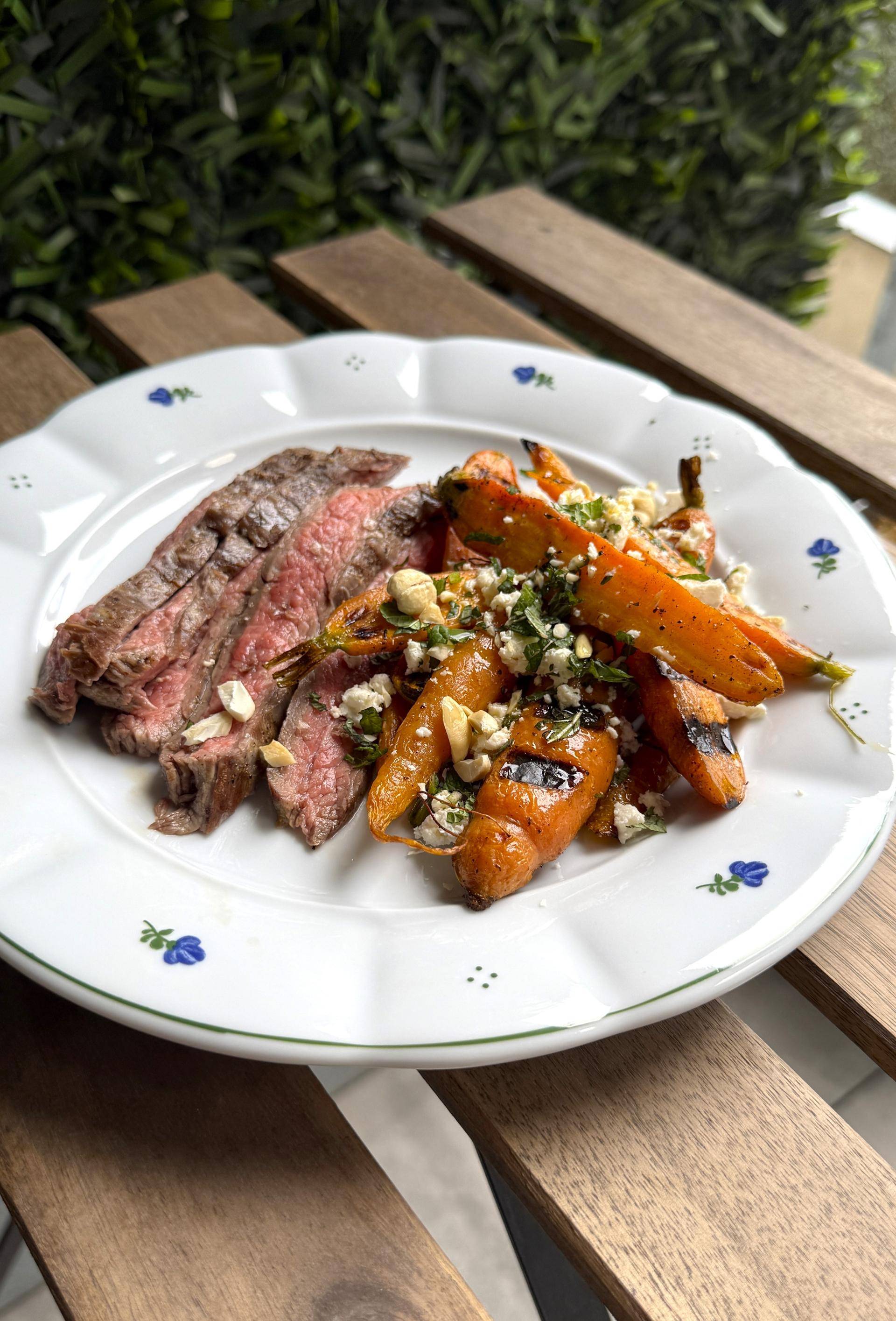 Steak a karotkový salát s fetou, kešu oříšky a mátou - recept OptiGrill 2in1 | Tefal