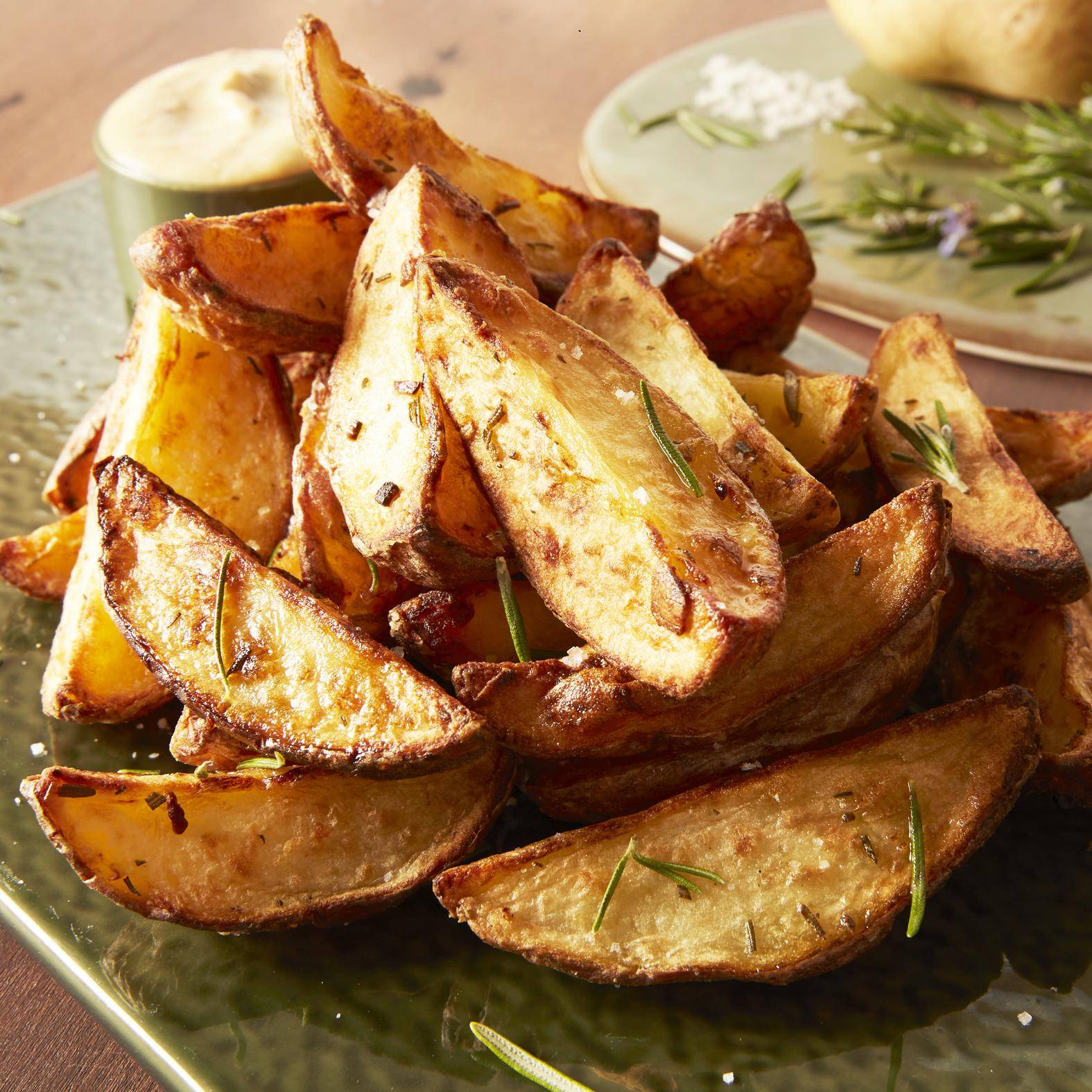 Křupavé malé brambory s omáčkou z pečeného česneku - recept EASY FRY GRILL & STEAM 3 in 1 | Tefal