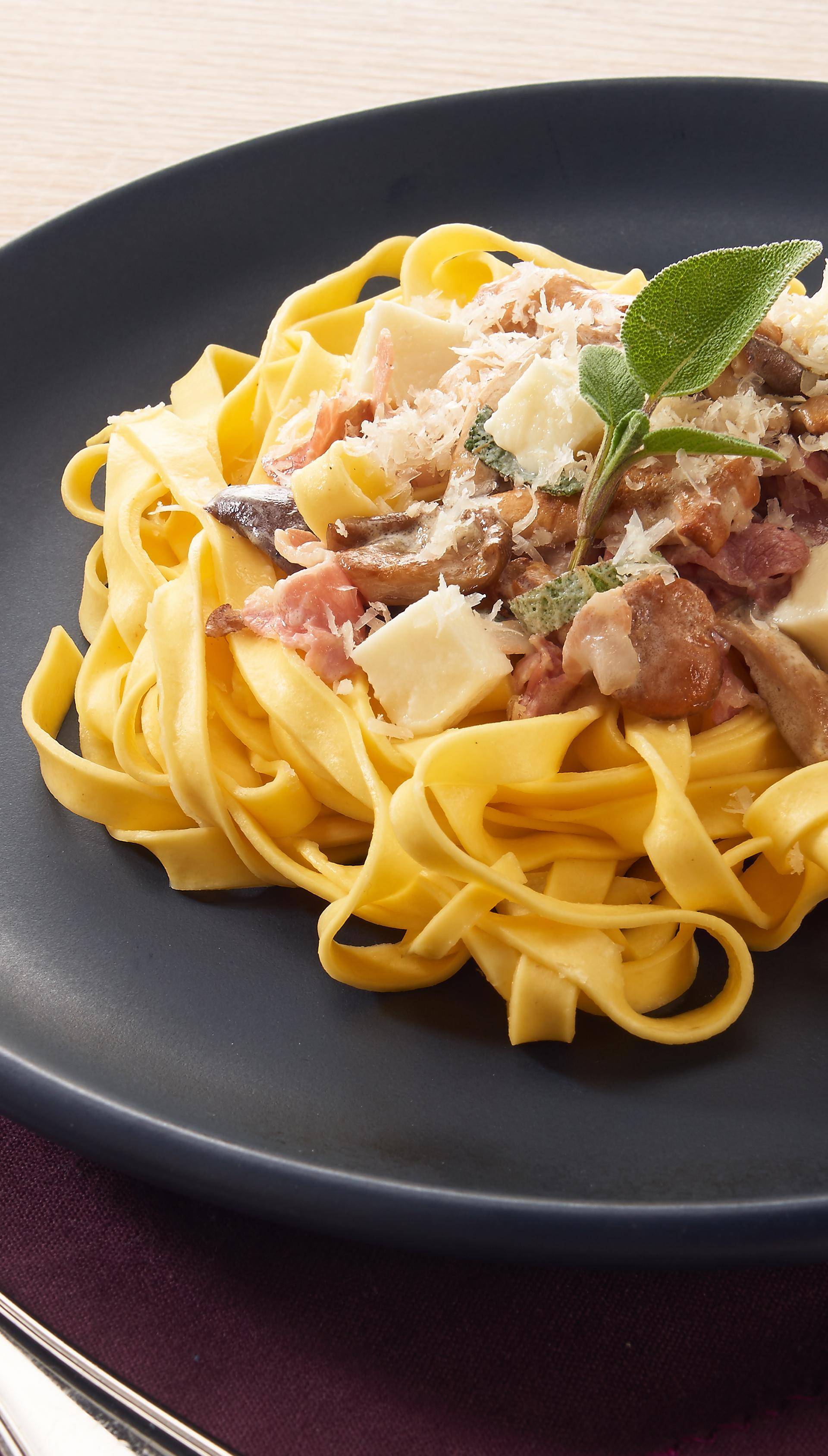 Tagliatelle s houbami, pancettou a mozzarellou - recept Hrnce a pánve | Tefal