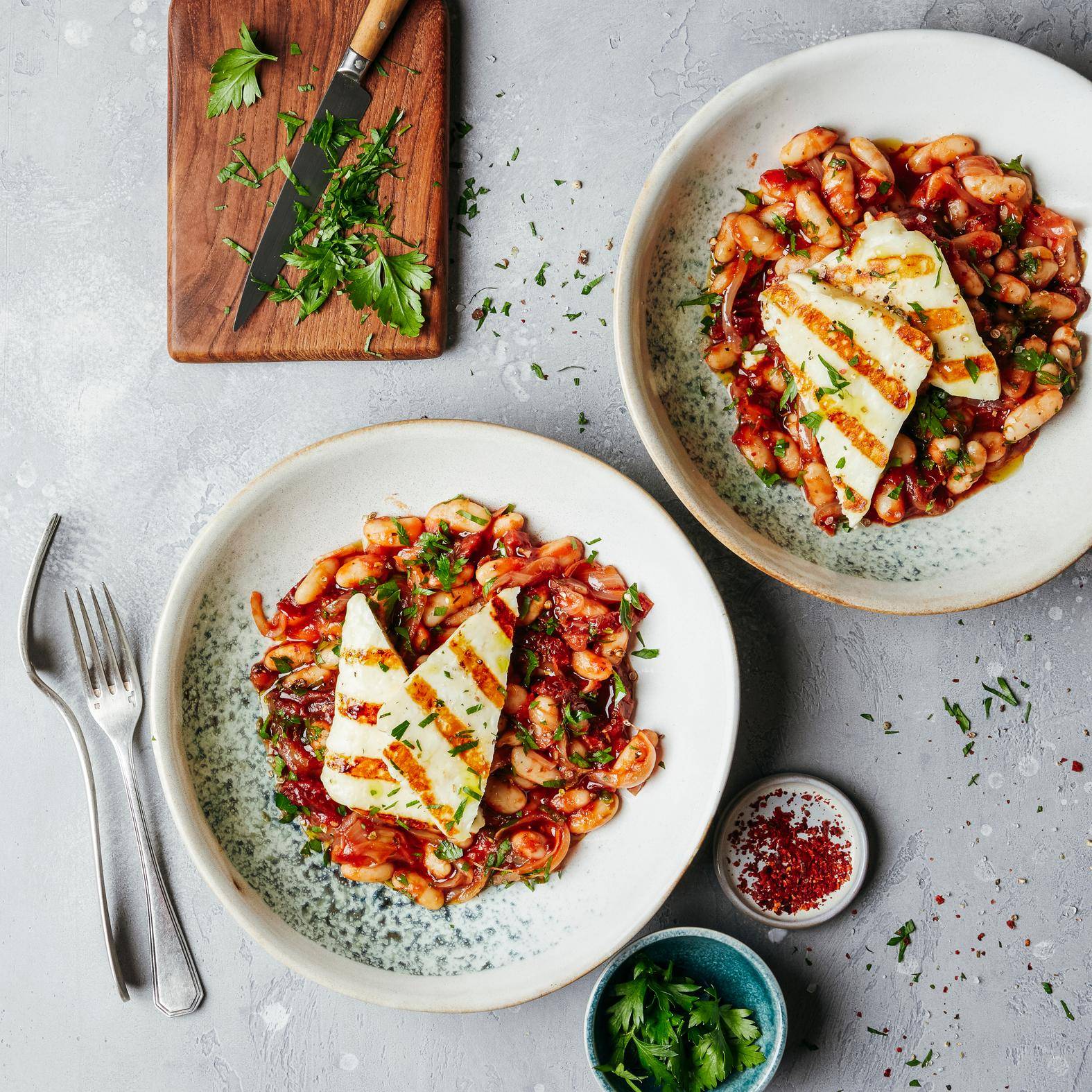 Bílé fazole s rajčaty a grilovaným sýrem halloumi - recept OptiGrill 2in1 | Tefal
