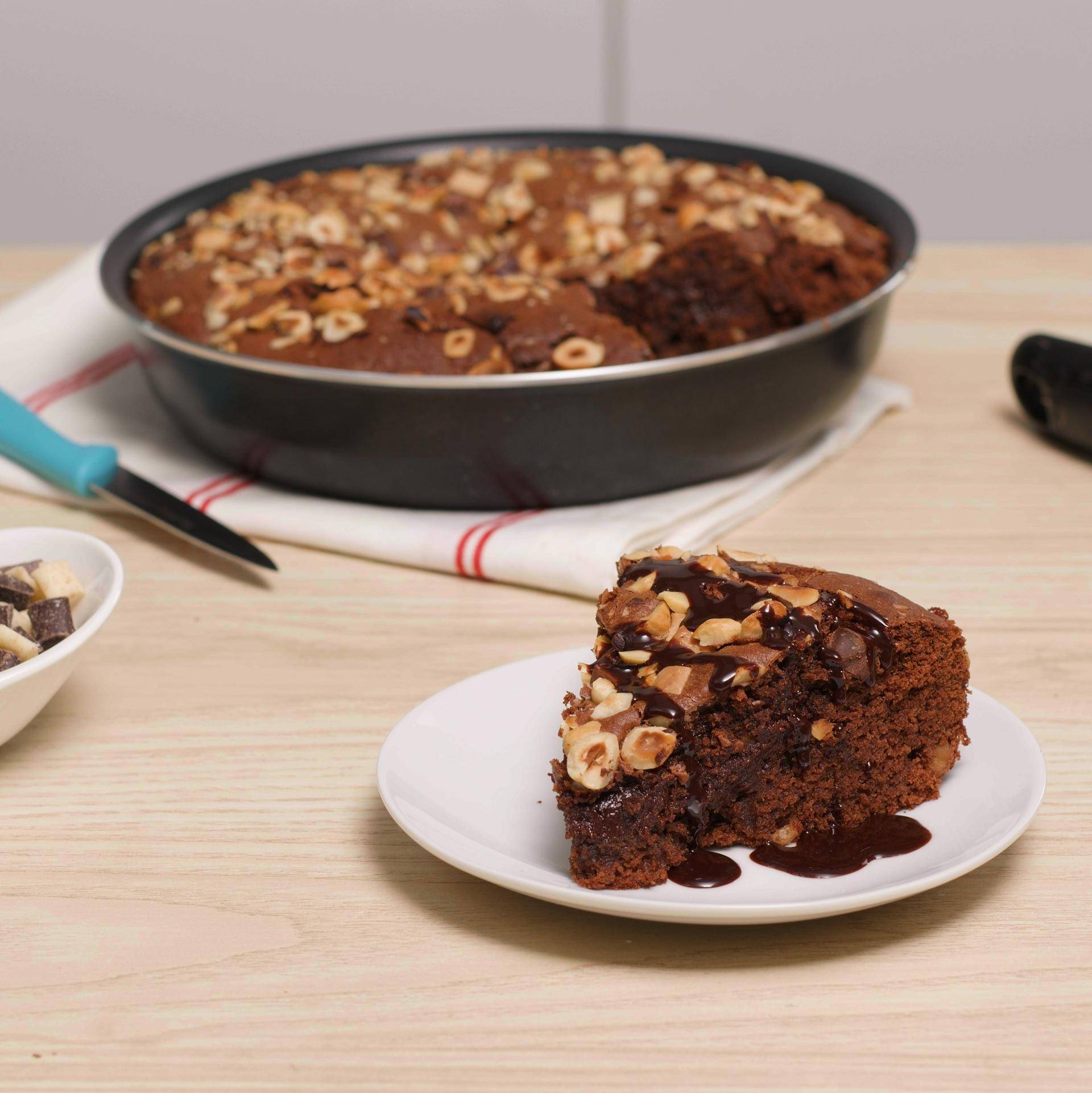 Brownie s praženými lískovými ořechy a třemi čokoládami - recept Hrnce a pánve | Tefal