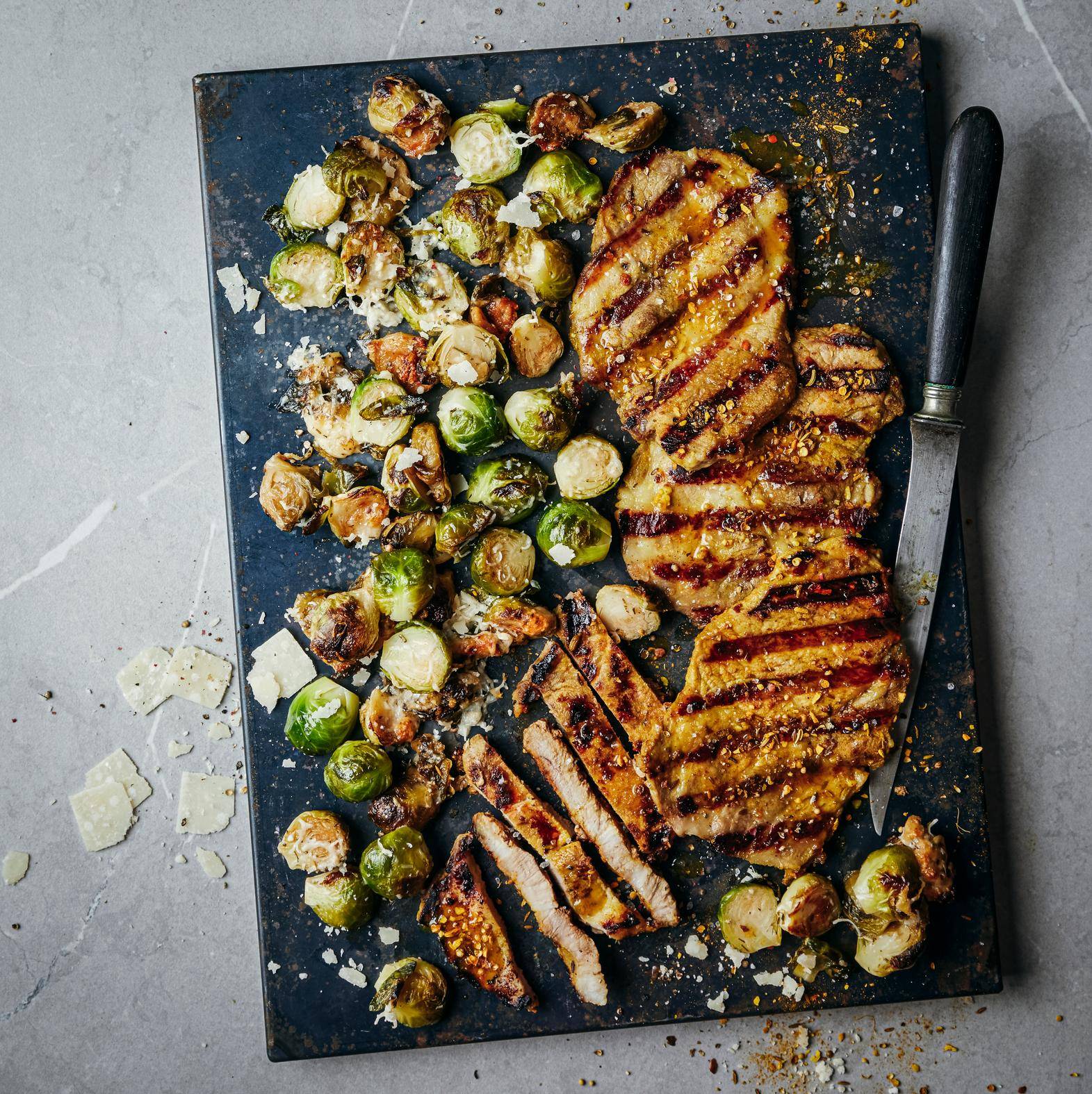 Grilovaný bůček s růžičkovou kapustou a parmazánem - recept OptiGrill 2in1 XL | Tefal